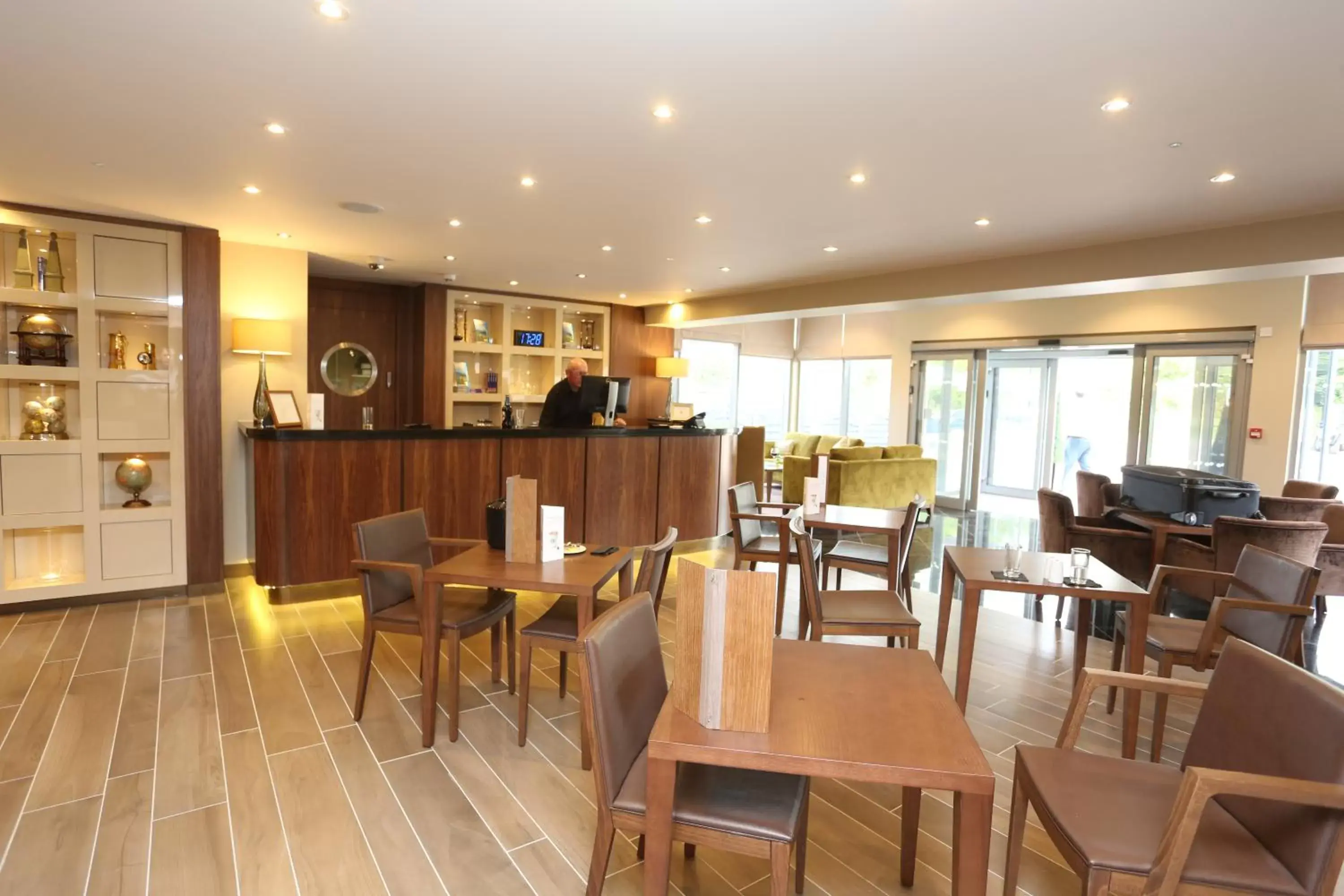 Lobby or reception, Restaurant/Places to Eat in Best Western Pontypool Metro Hotel