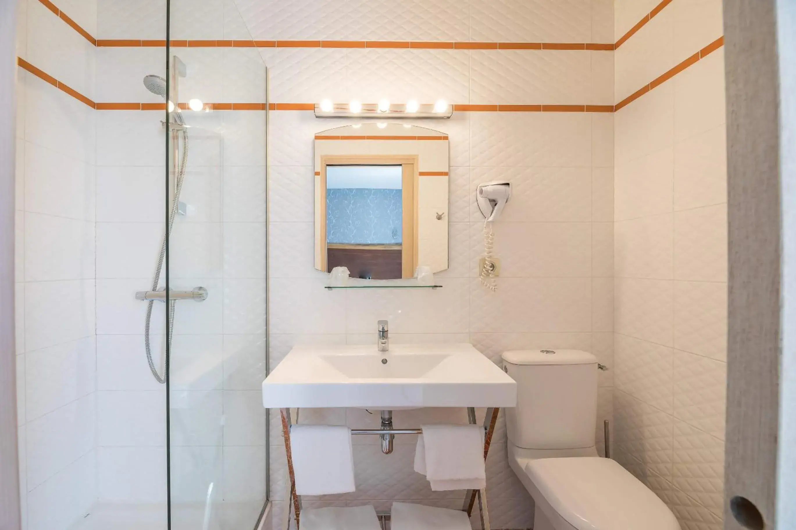 Shower, Bathroom in Hôtel Cosmopolitain