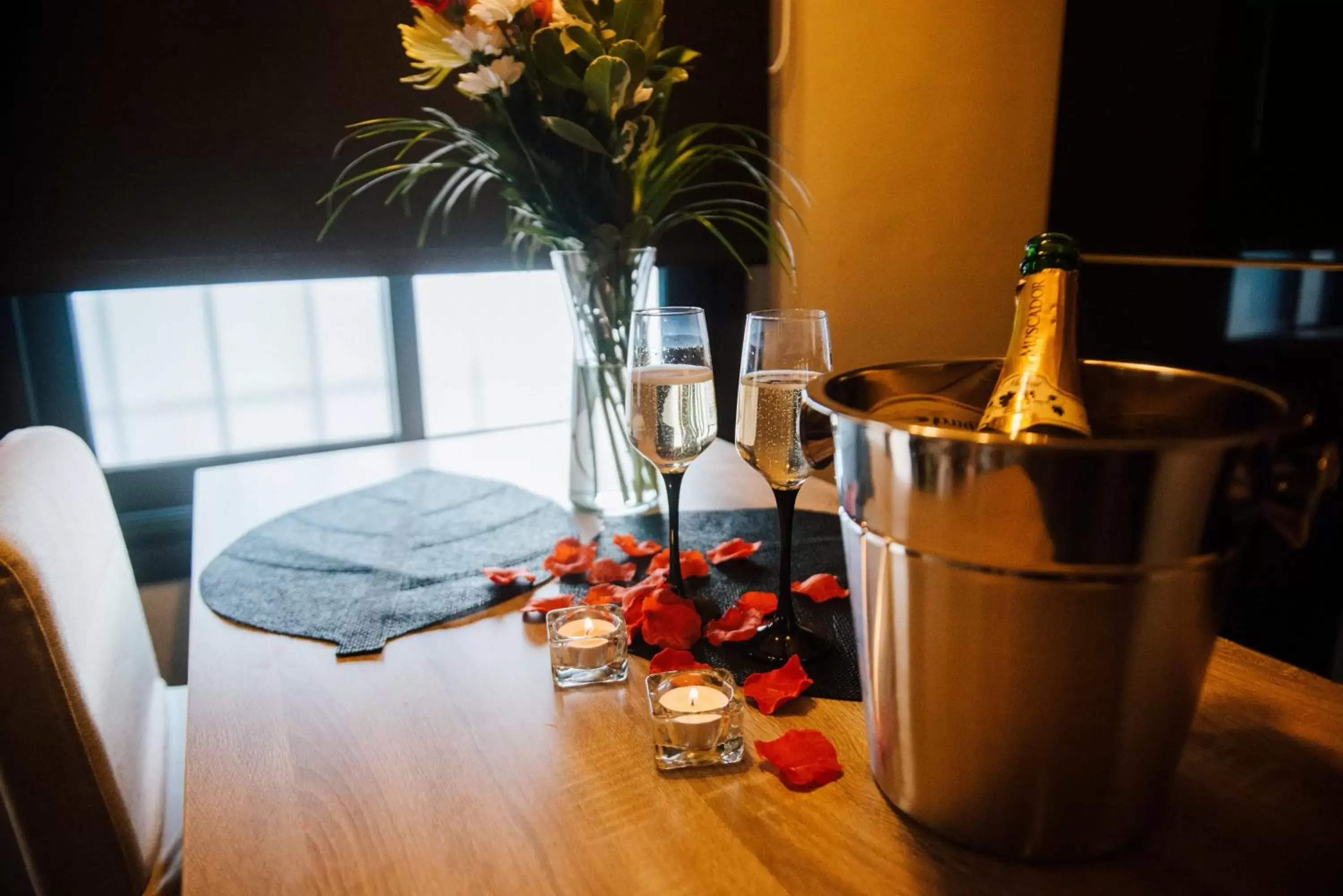 Dining area in La Suite Romantique avec Jacuzzi au Cœur de Perpignan