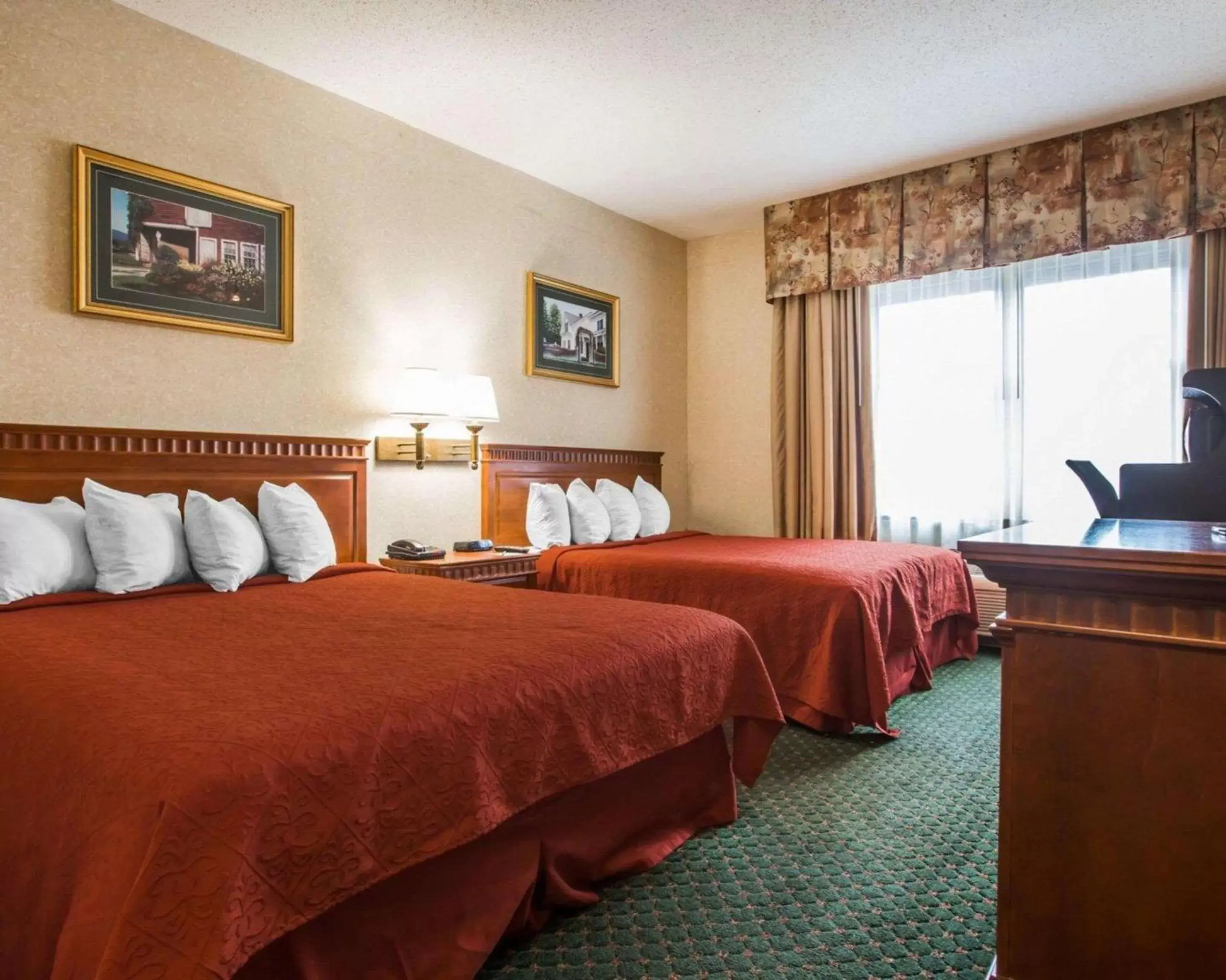 Photo of the whole room, Bed in Econo Lodge Glens Falls - Lake George