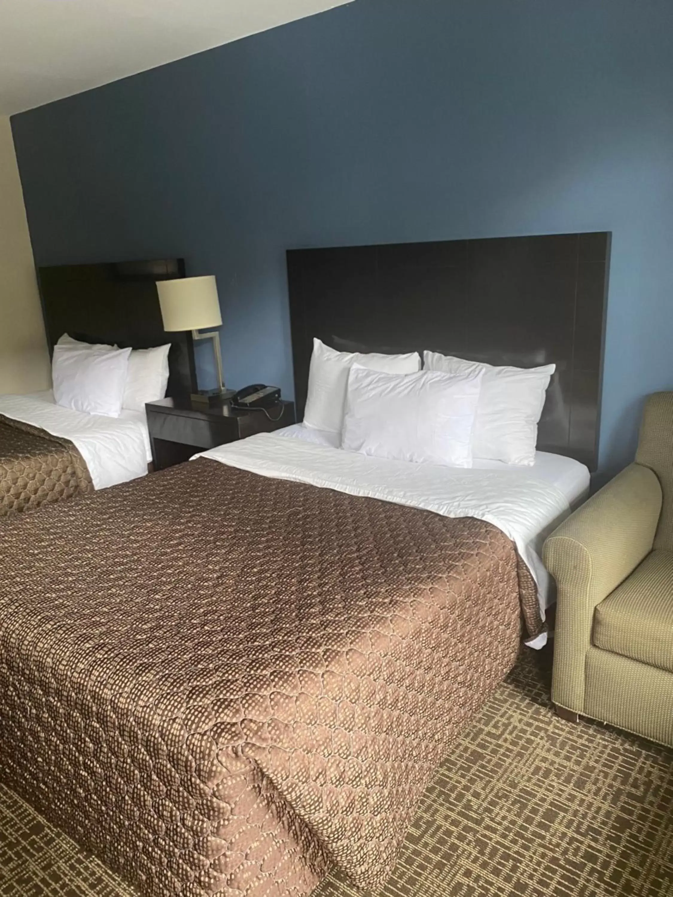 Bed in Fairview Inn - Greensboro Airport