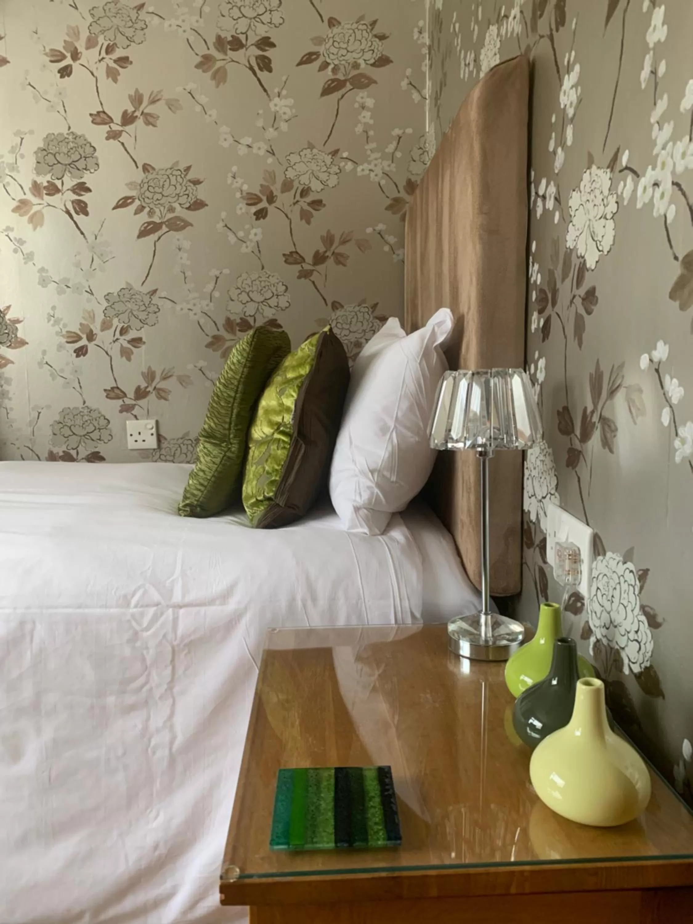 Bed in Ramsey House - Luxury Licensed B&B - Parking and Guest Lounge