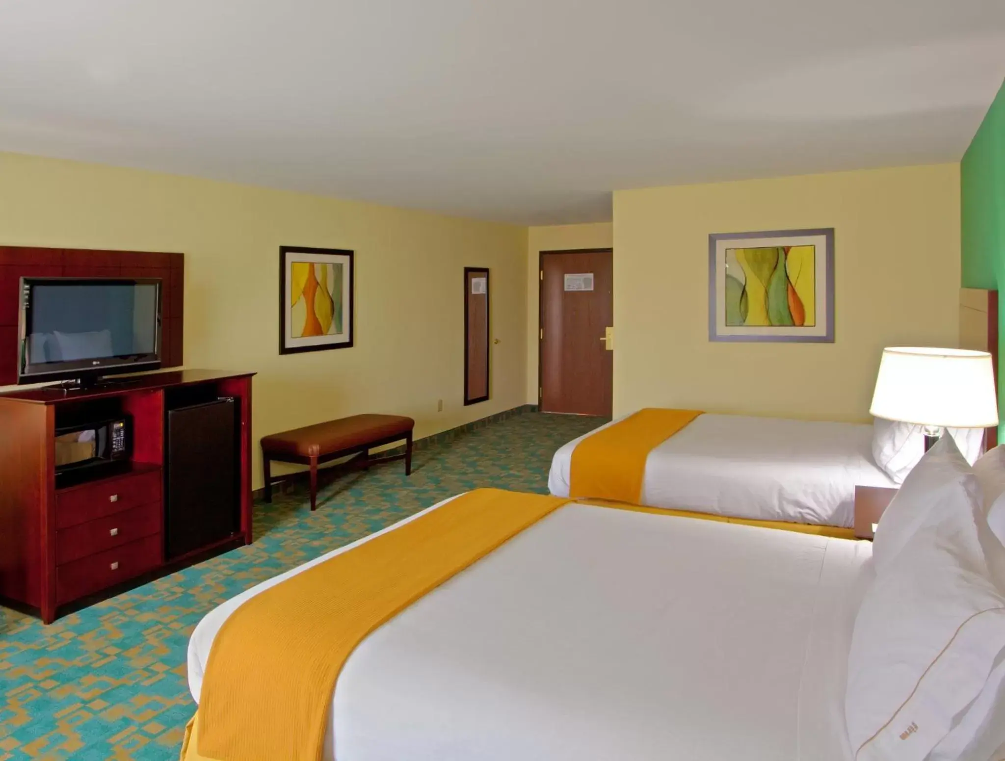 Photo of the whole room, Bed in Holiday Inn Express Hotel & Suites Thornburg-S. Fredericksburg, an IHG Hotel