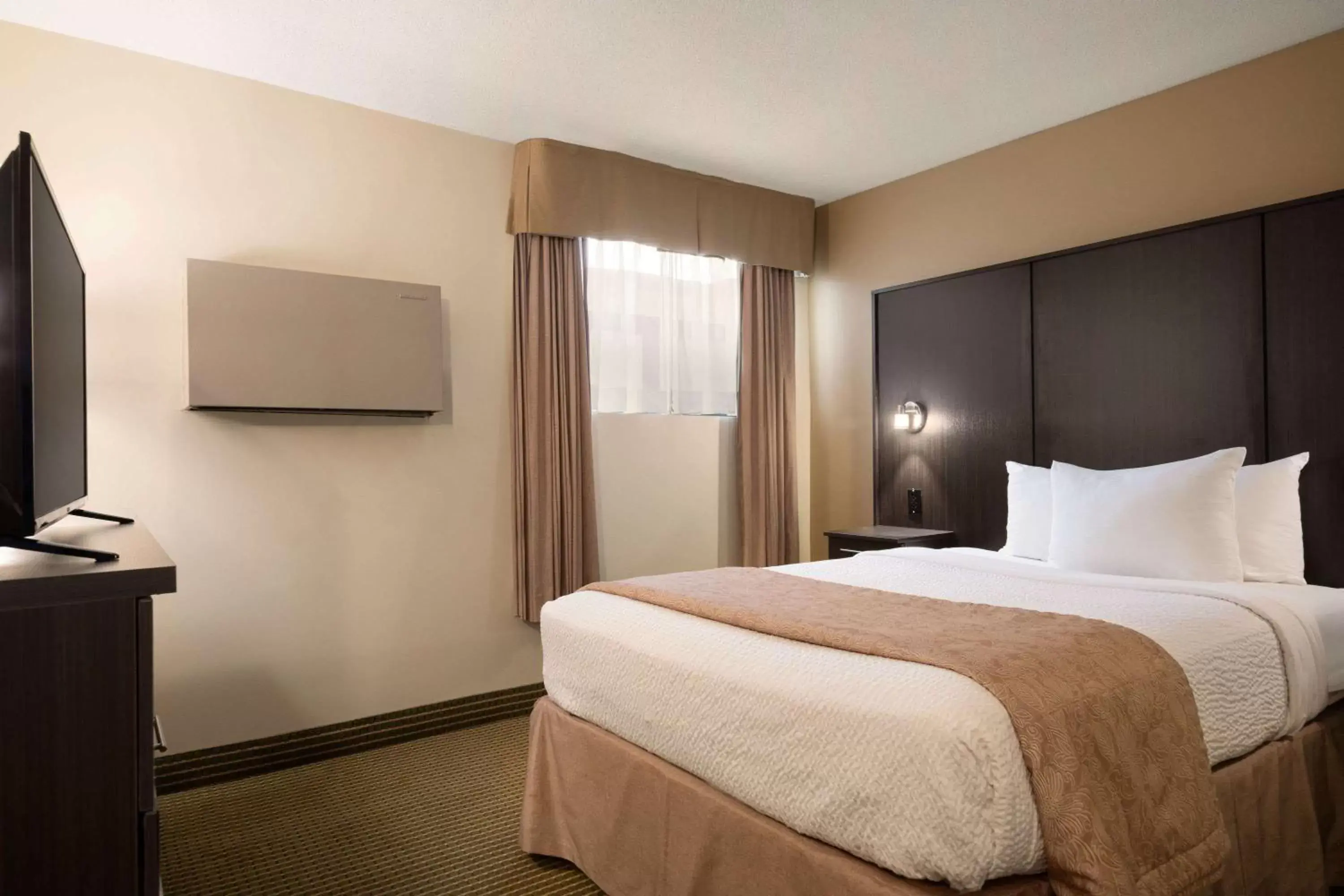 Photo of the whole room, Bed in Days Inn by Wyndham Renfrew Conference Centre Photo of the whole room, Bed in Days Inn by Wyndham Renfrew Conference Centre