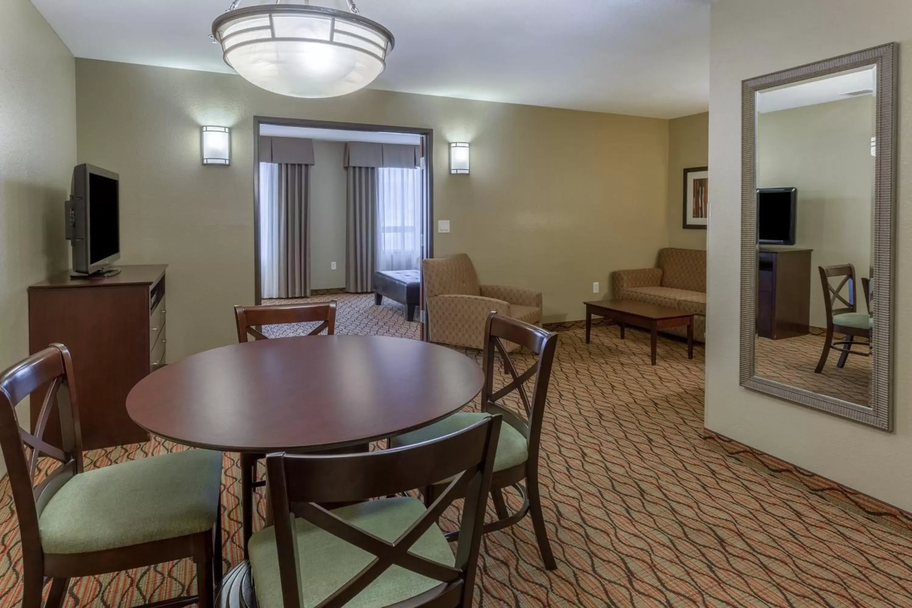 Photo of the whole room, Dining Area in Holiday Inn Eau Claire South, an IHG Hotel