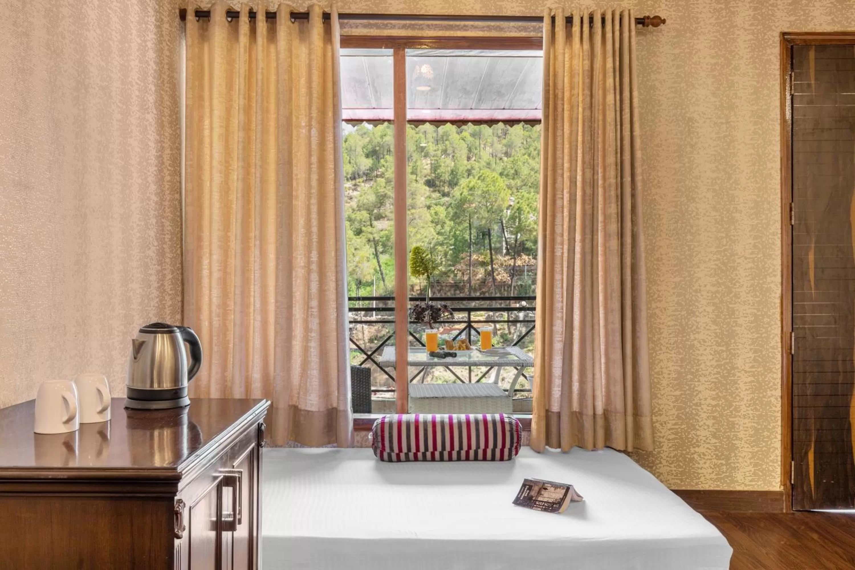 Coffee/tea facilities in Country Inn Maple Resort Chail