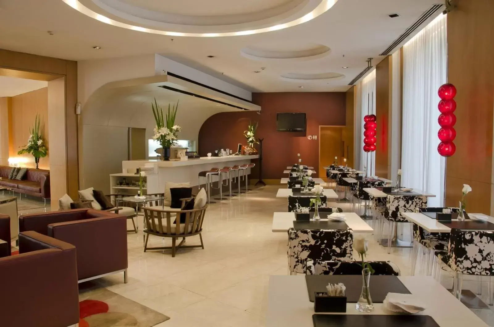 Restaurant/Places to Eat in 725 Continental Hotel