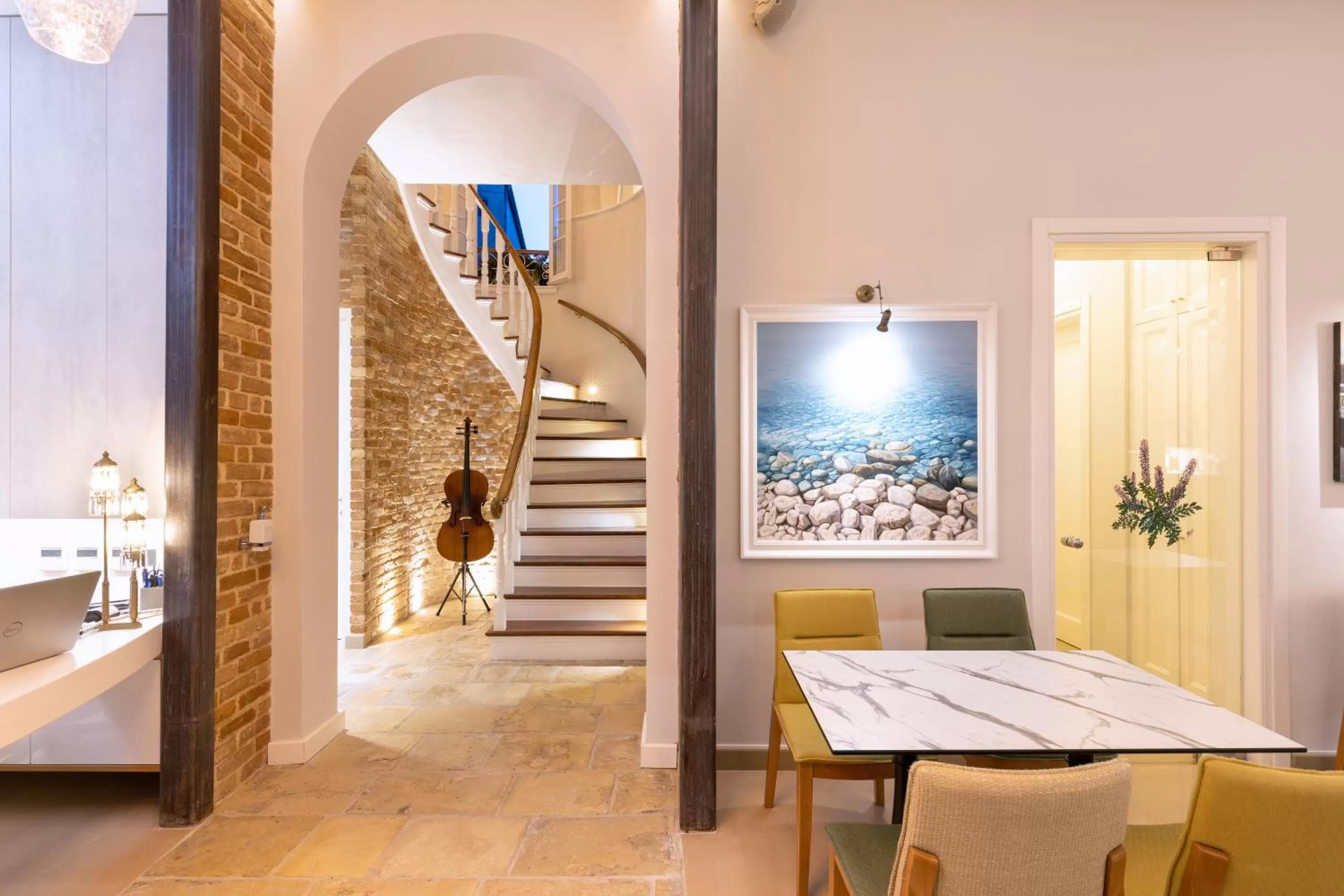 Lobby or reception in Acanthus blue