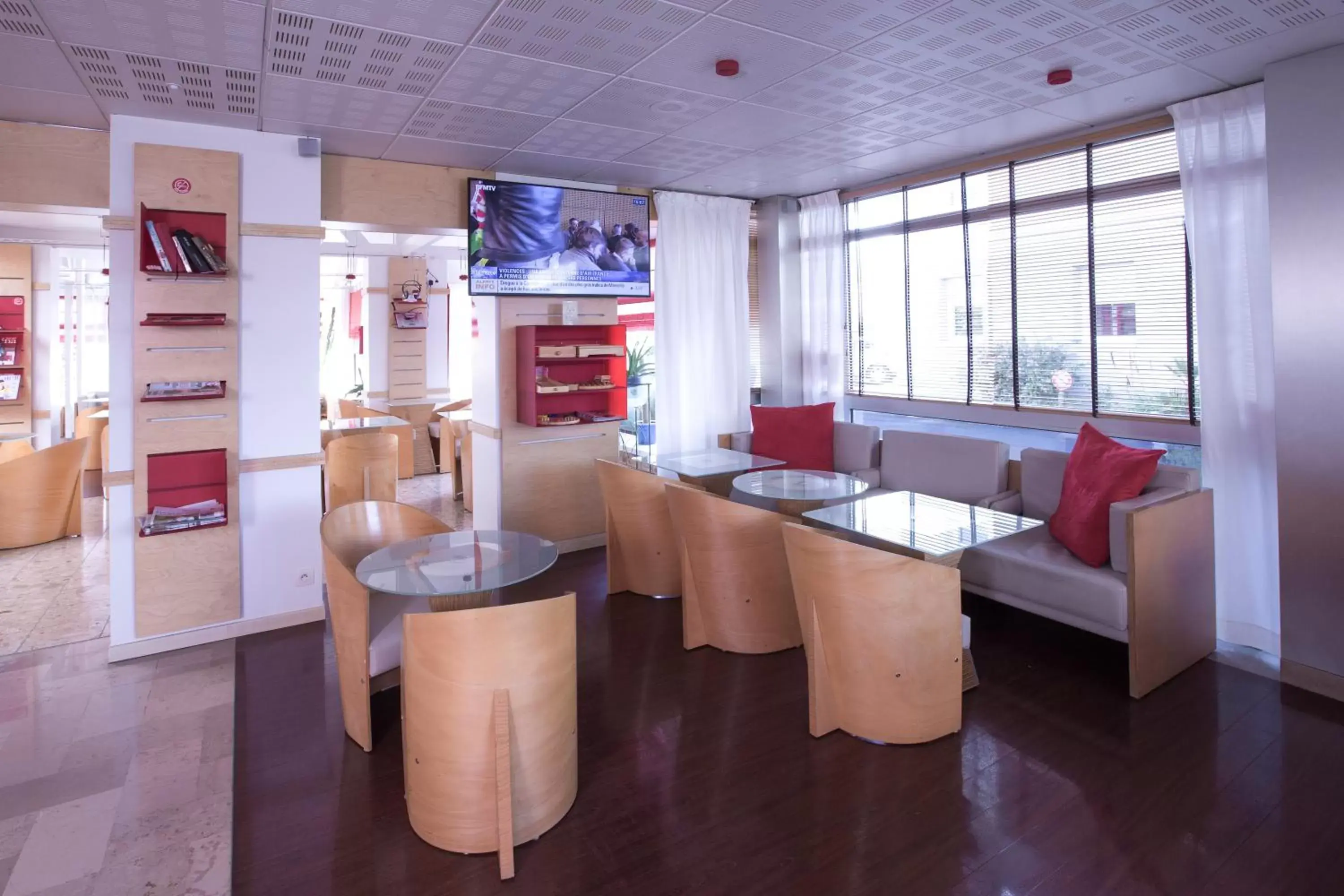 Lounge or bar in ibis Saint Brieuc Yffiniac