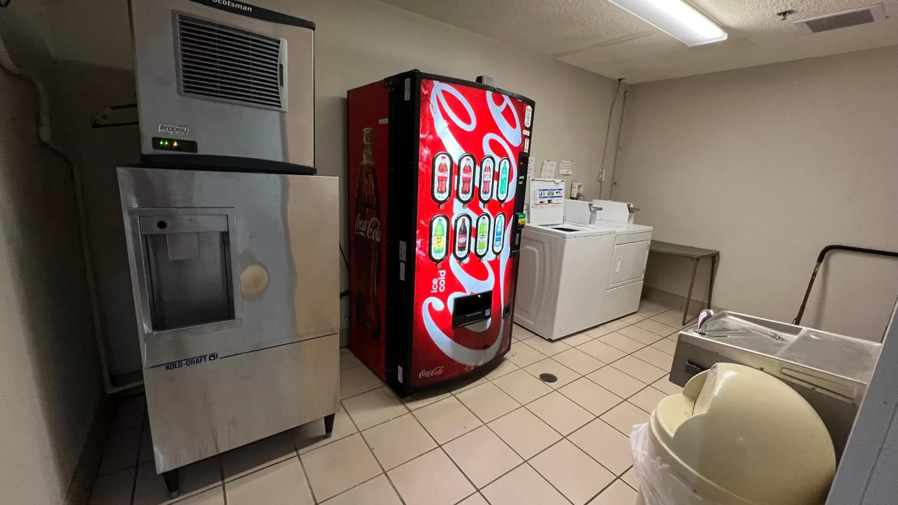 Kitchen/Kitchenette in America's Best Value Inn and Suites - Jackson