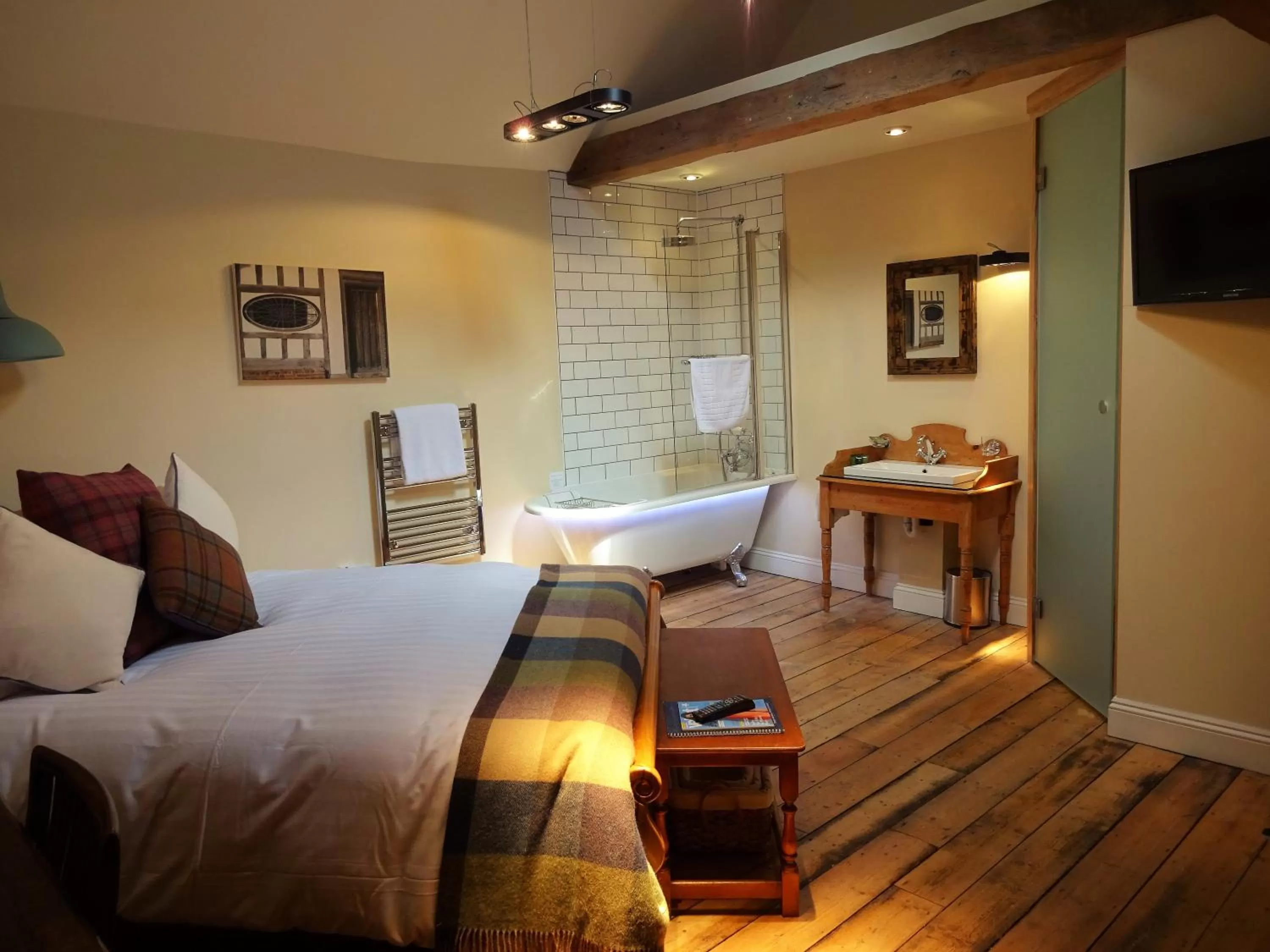 Photo of the whole room, Bed in The Cross Keys