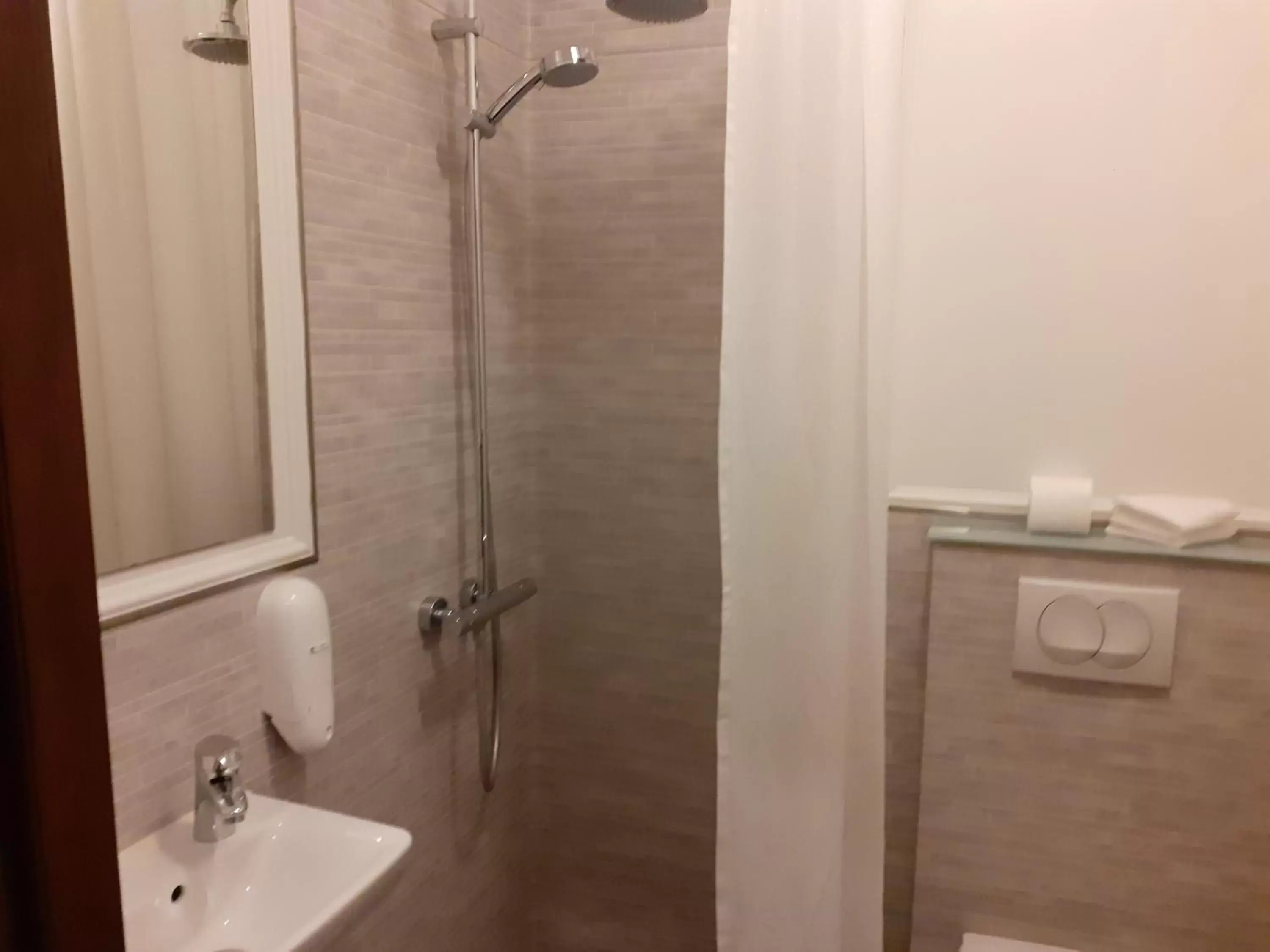 Shower, Bathroom in Hotel Viking