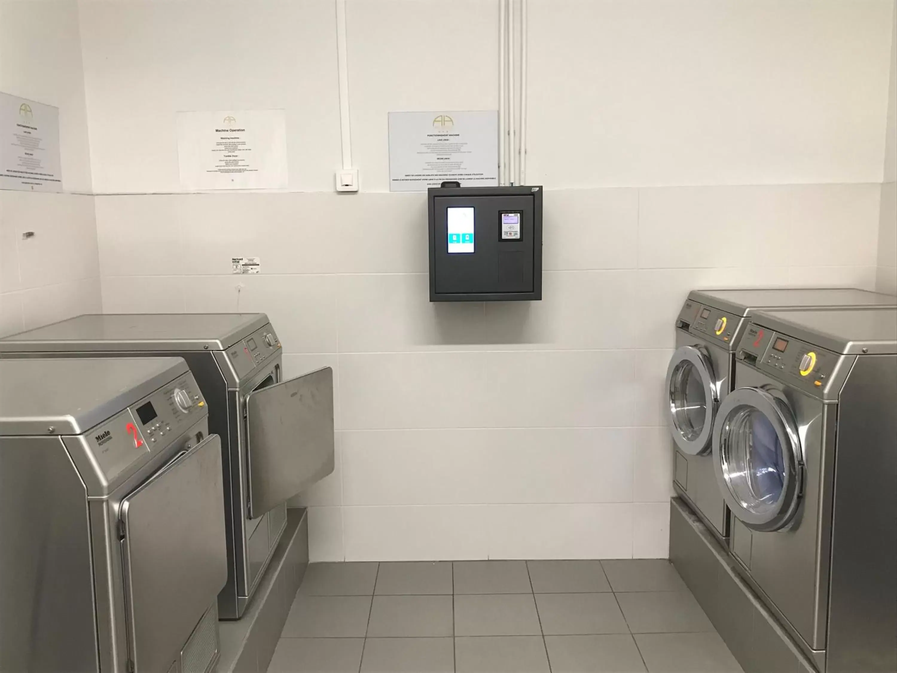 washing machine, TV/Entertainment Center in All Suites Appart Hôtel Massy Palaiseau