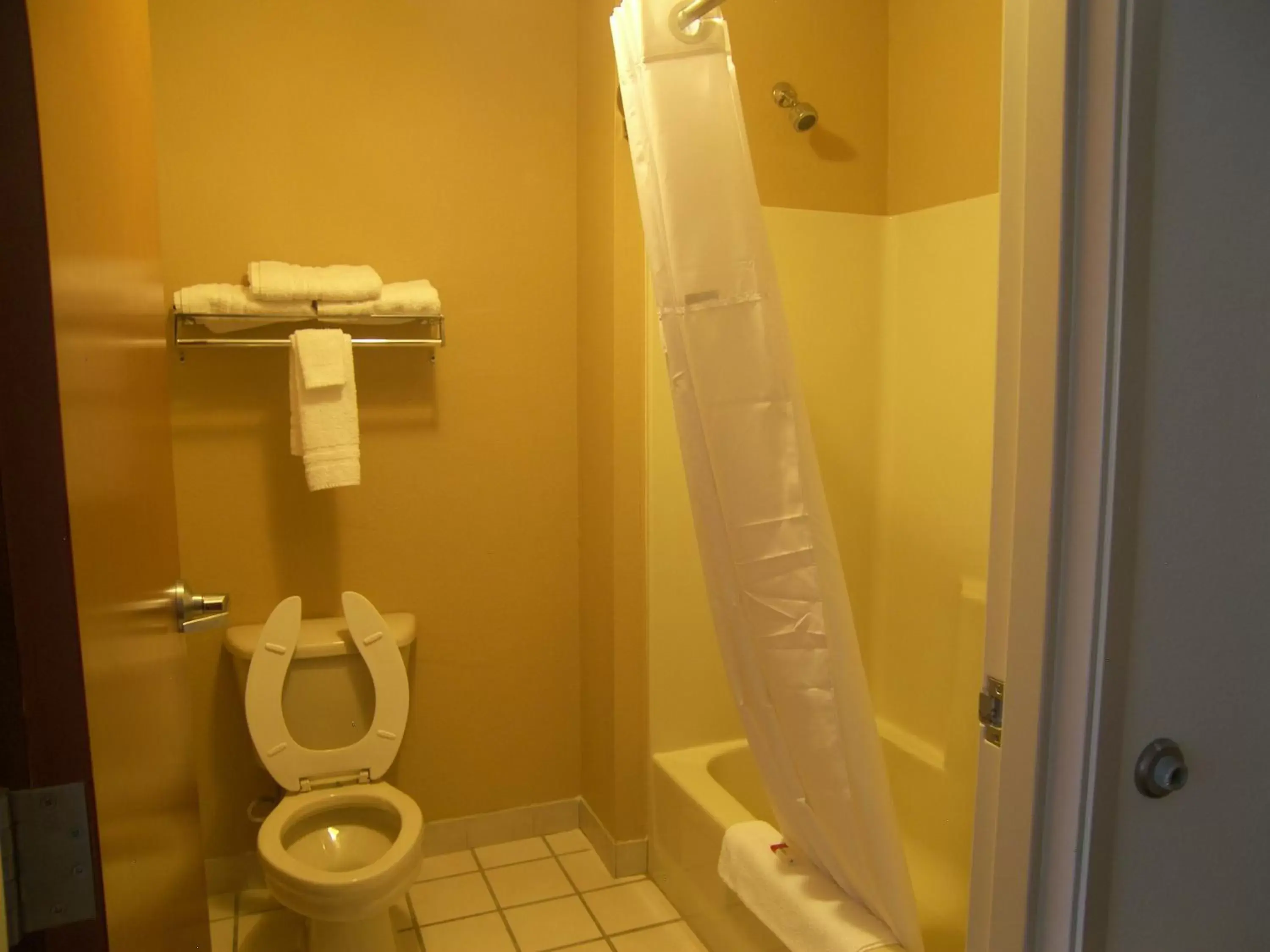 Bathroom in Baymont by Wyndham Mount Vernon Renfro Valley