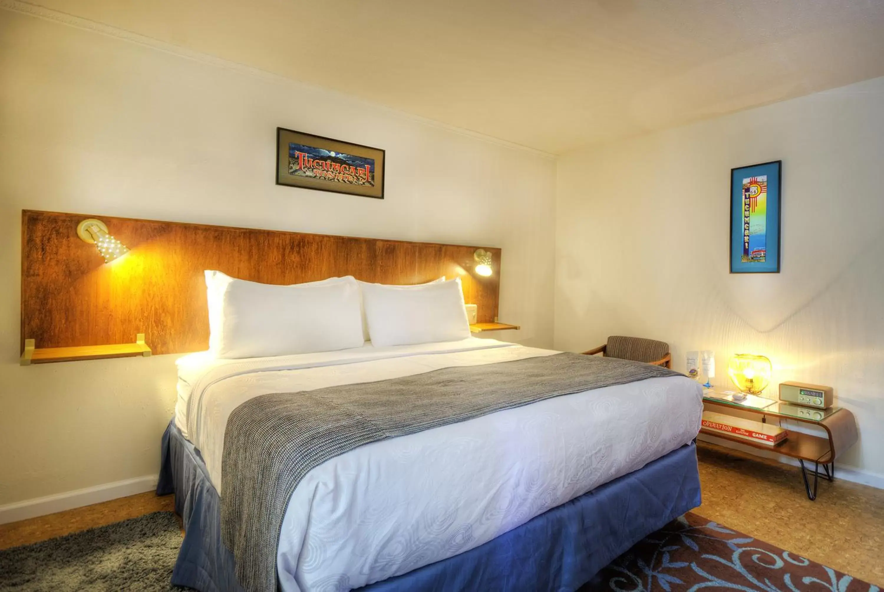 Bed in Roadrunner Lodge Motel
