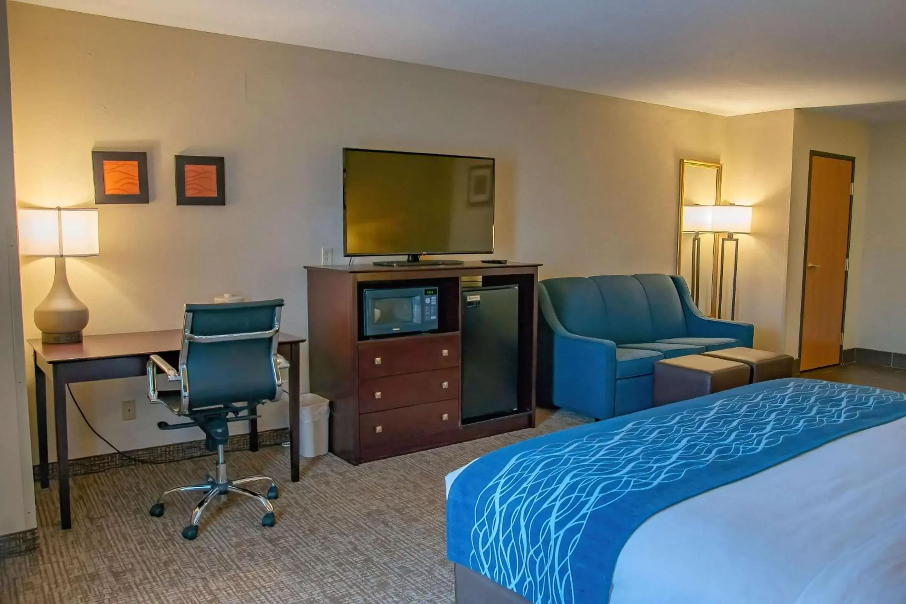 Bedroom, TV/Entertainment Center in Comfort Inn Huntington Near University