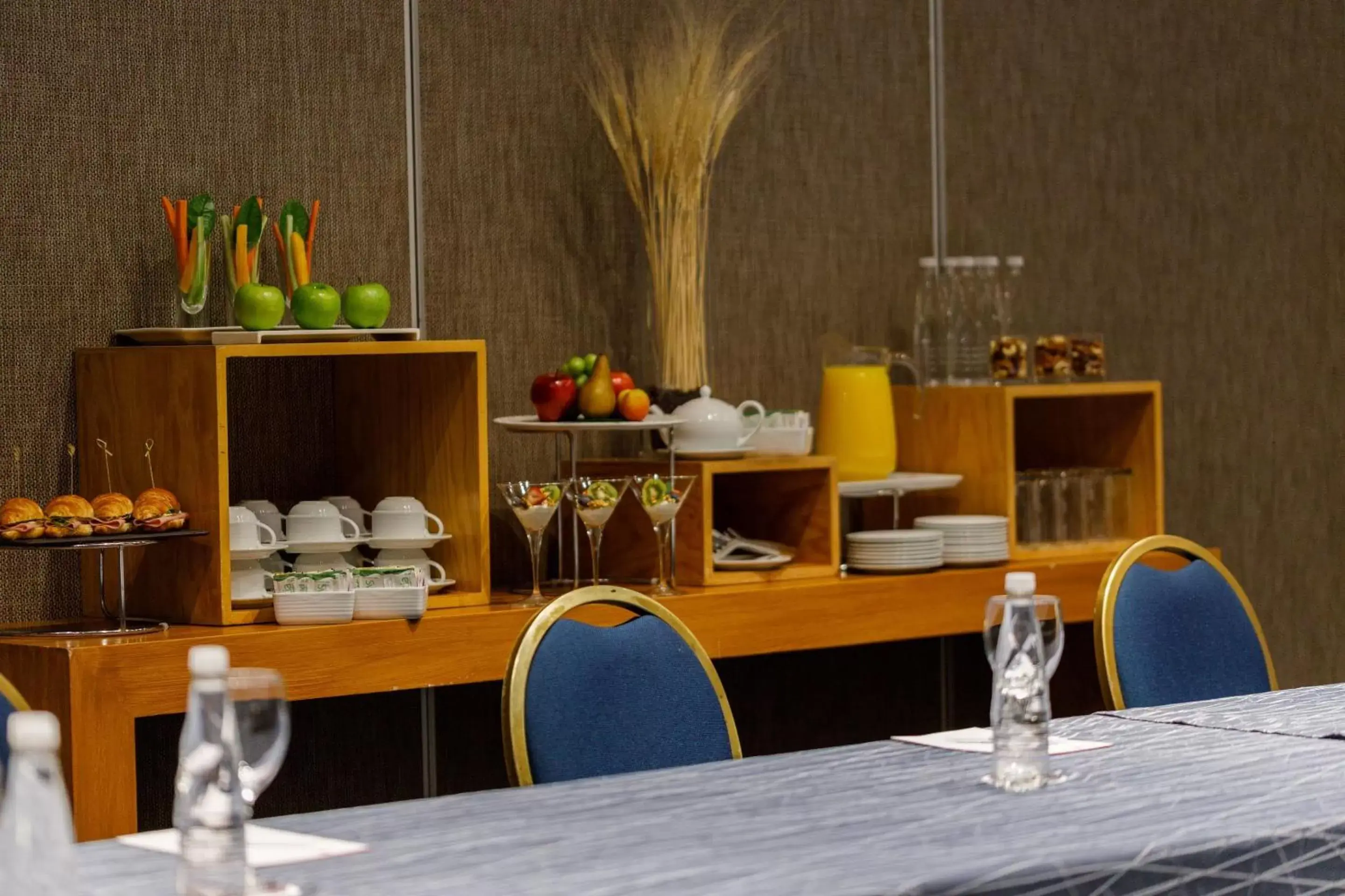 Meeting/conference room, Restaurant/Places to Eat in Camino Real Aeropuerto