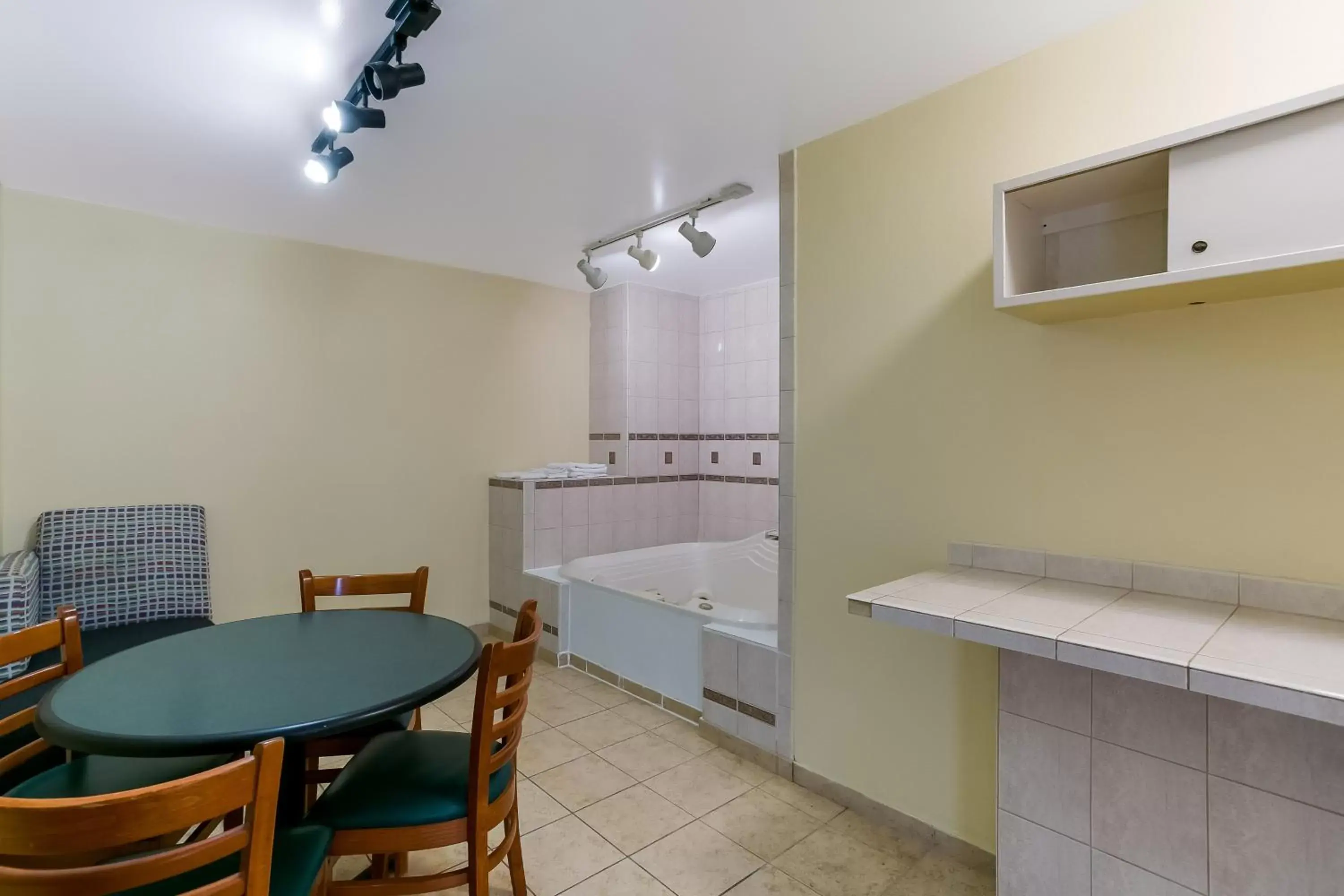 Photo of the whole room, Kitchen/Kitchenette in Red Roof Inn Baltimore