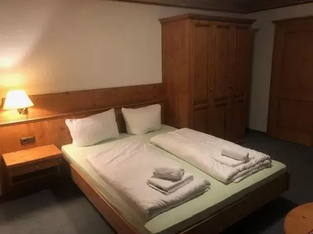 Bedroom, Bed in Alpenhotel Widderstein