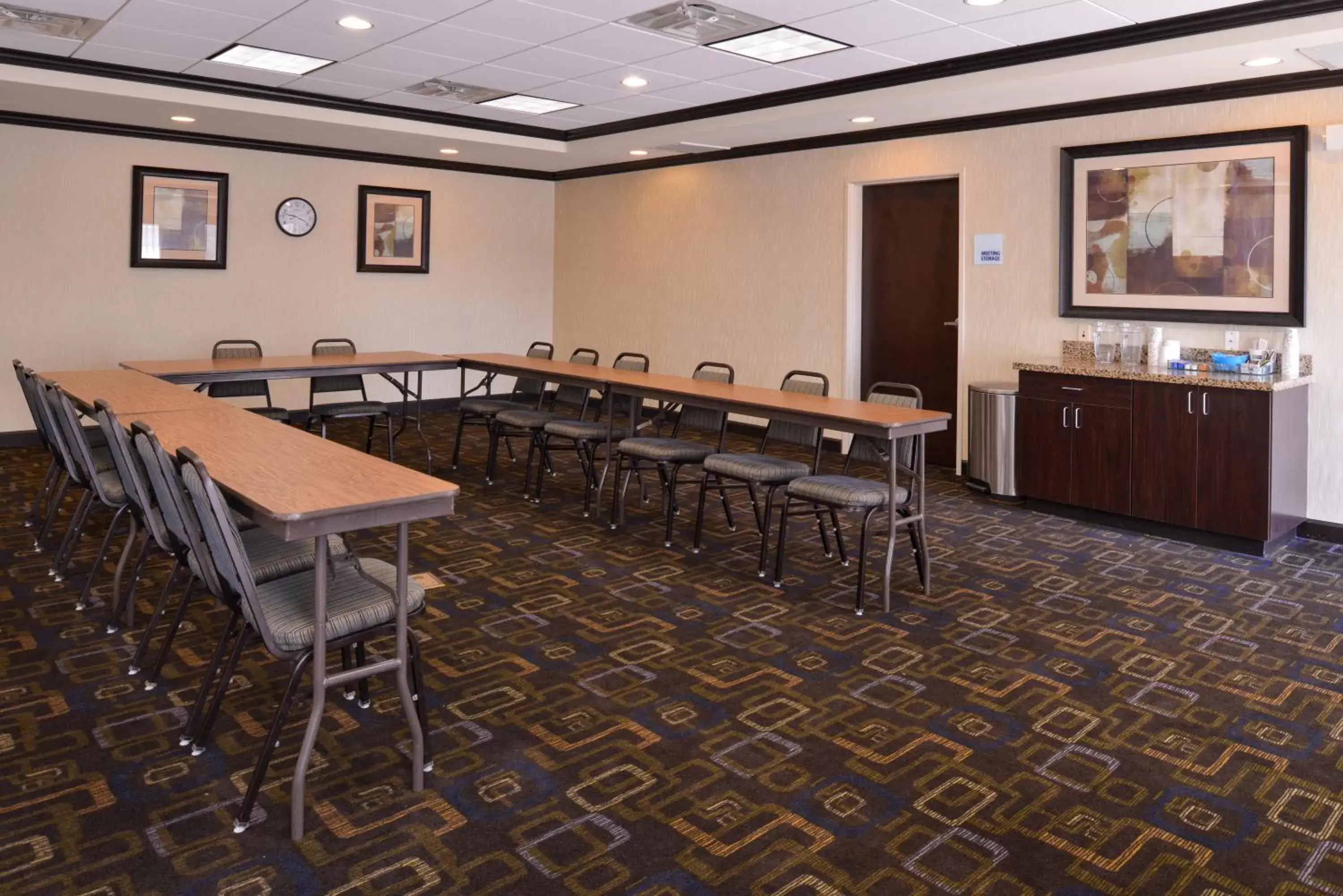 Meeting/conference room in Holiday Inn Express & Suites Fairmont, an IHG Hotel