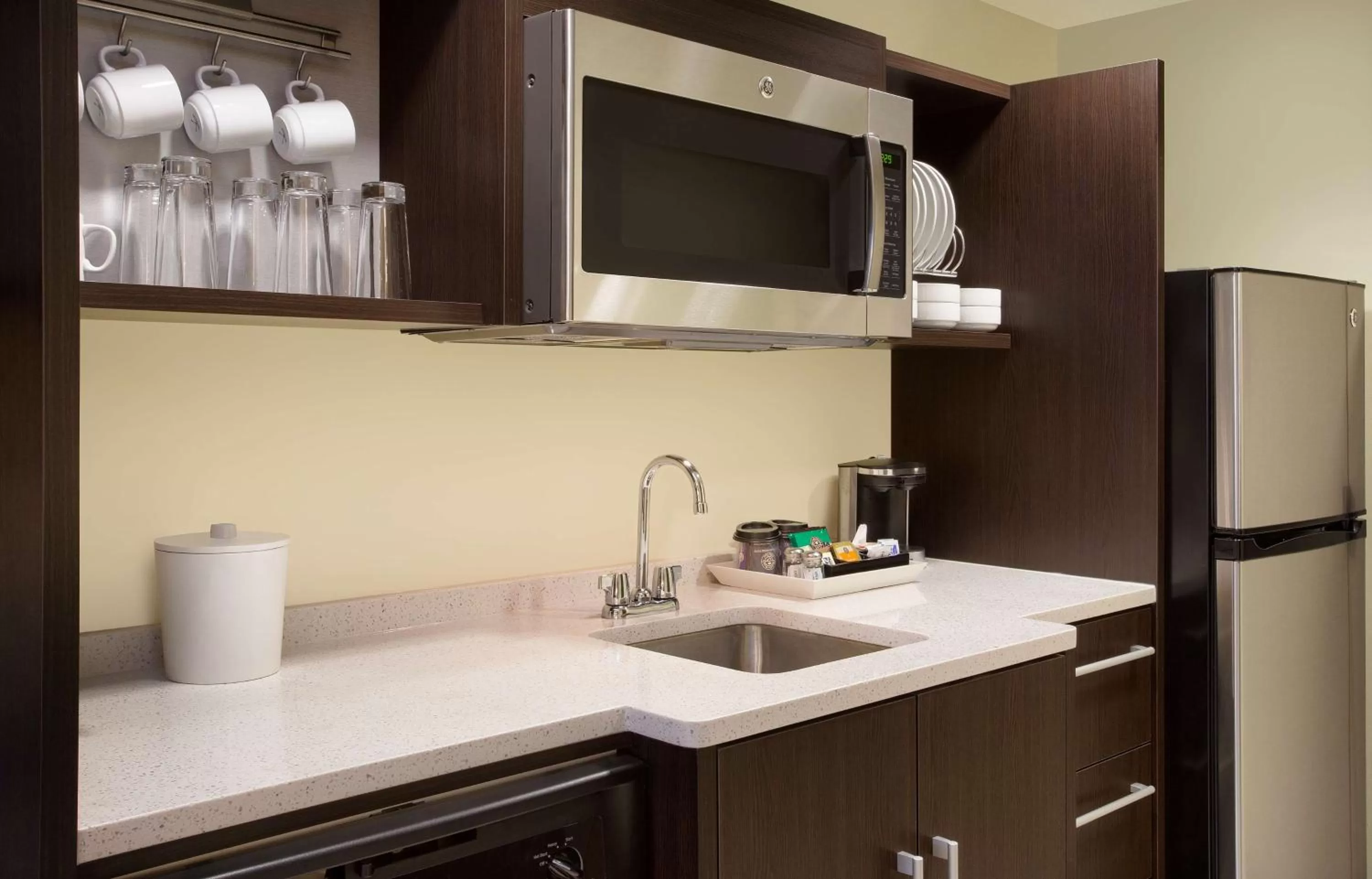 Kitchen or kitchenette in Home2 Suites By Hilton Chicago Schaumburg