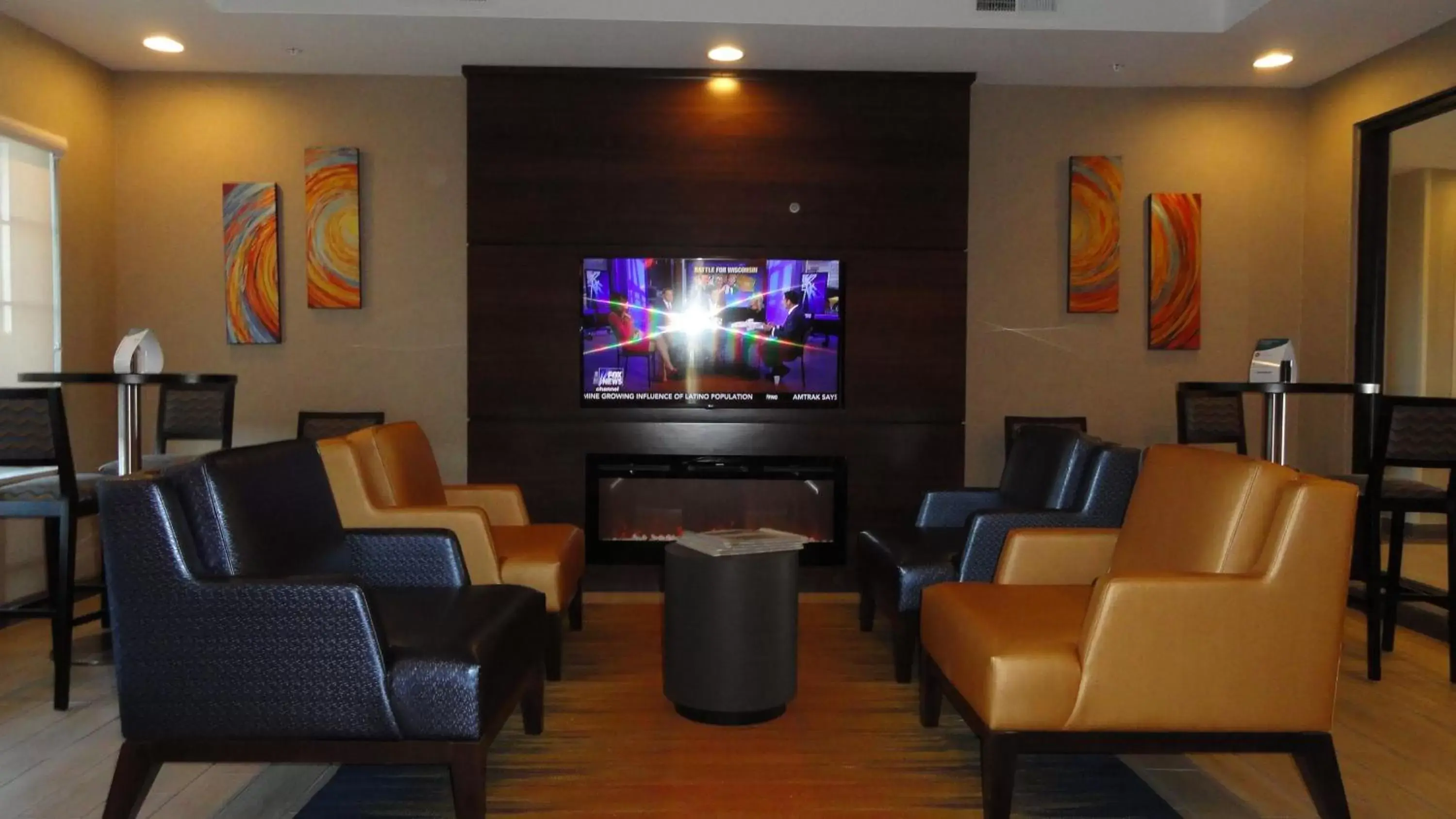 Communal lounge/ TV room in MainStay Suites Midland