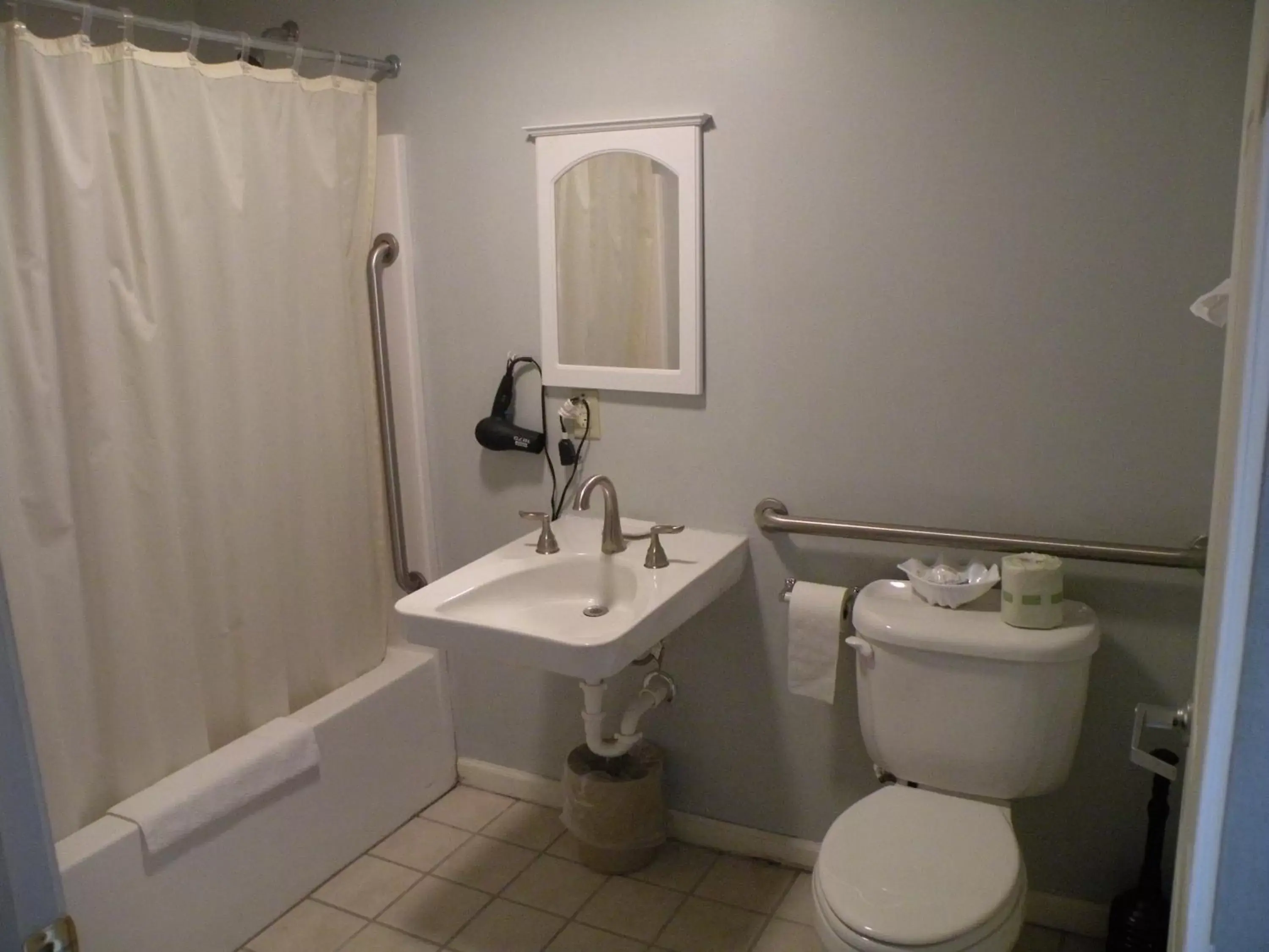 Bathroom in Scottish Inns Fayetteville
