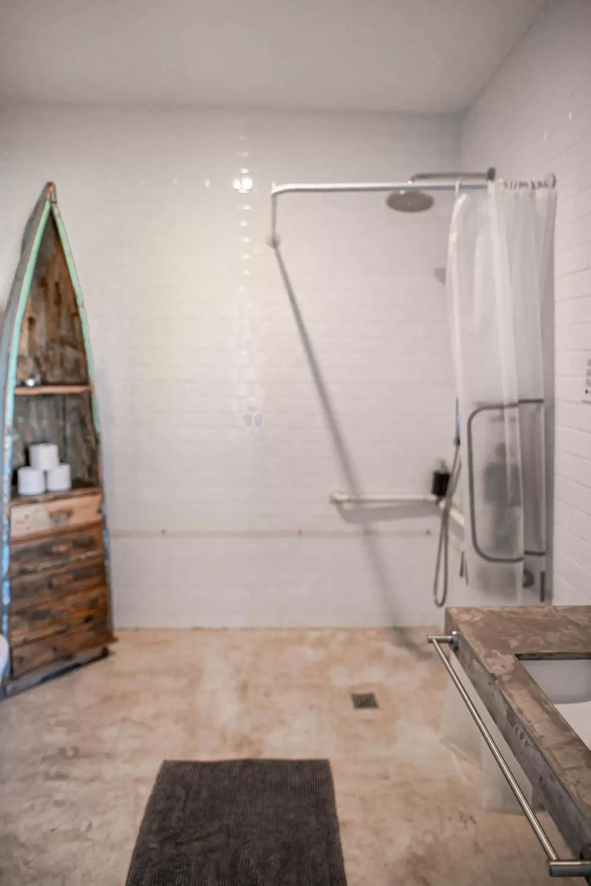 Bathroom in Surfers Lodge Peniche