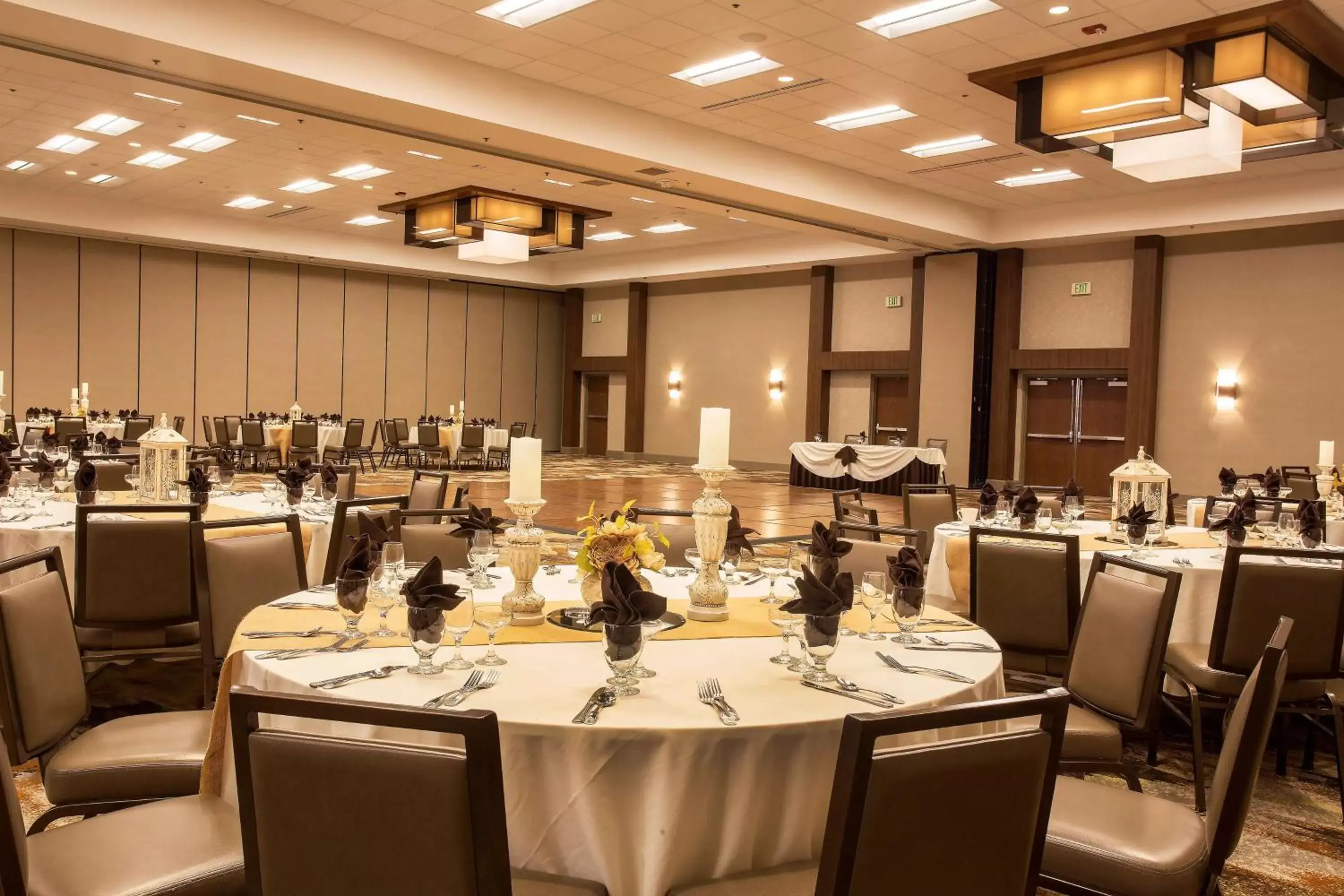 Meeting/conference room, Restaurant/Places to Eat in DoubleTree by Hilton Fresno Convention Center