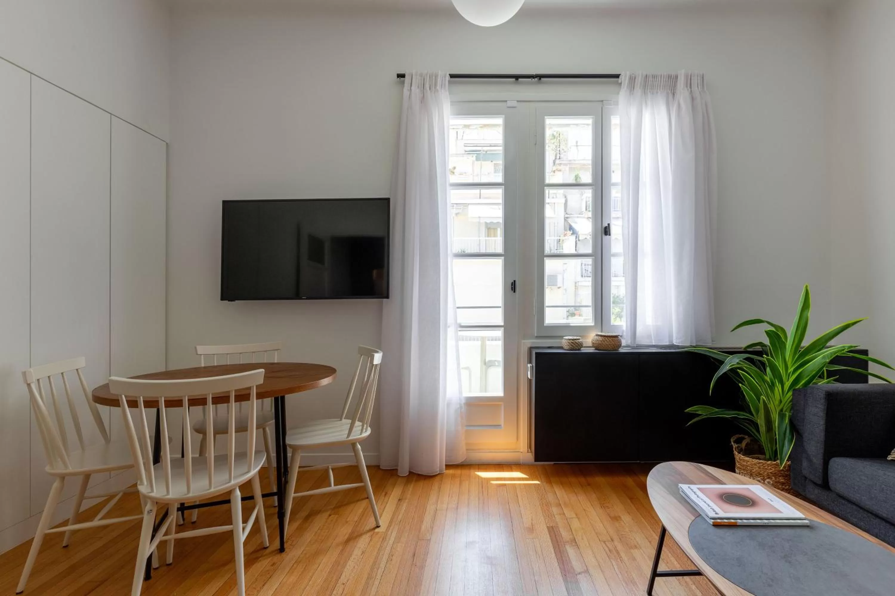 TV and multimedia, TV/Entertainment Center in ZOIA The Met by UPSTREET