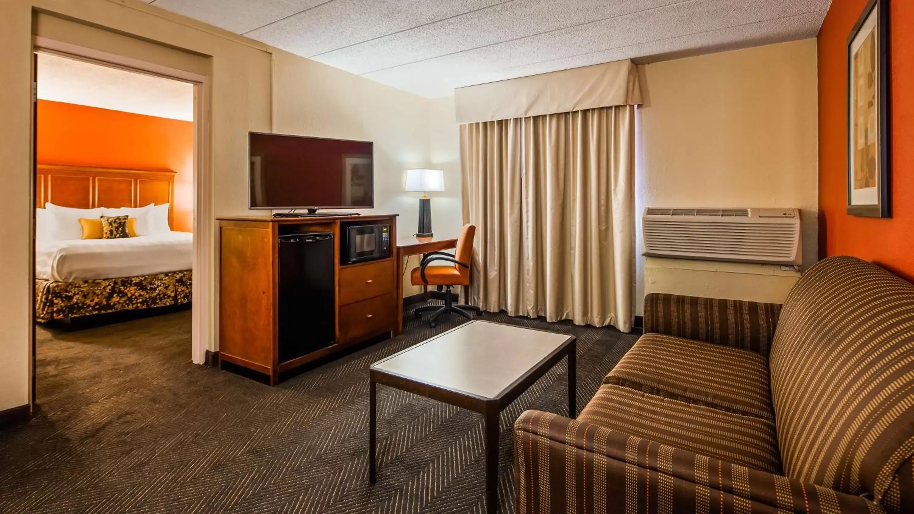 Photo of the whole room, TV/Entertainment Center in Best Western Plus St. Paul North/Shoreview