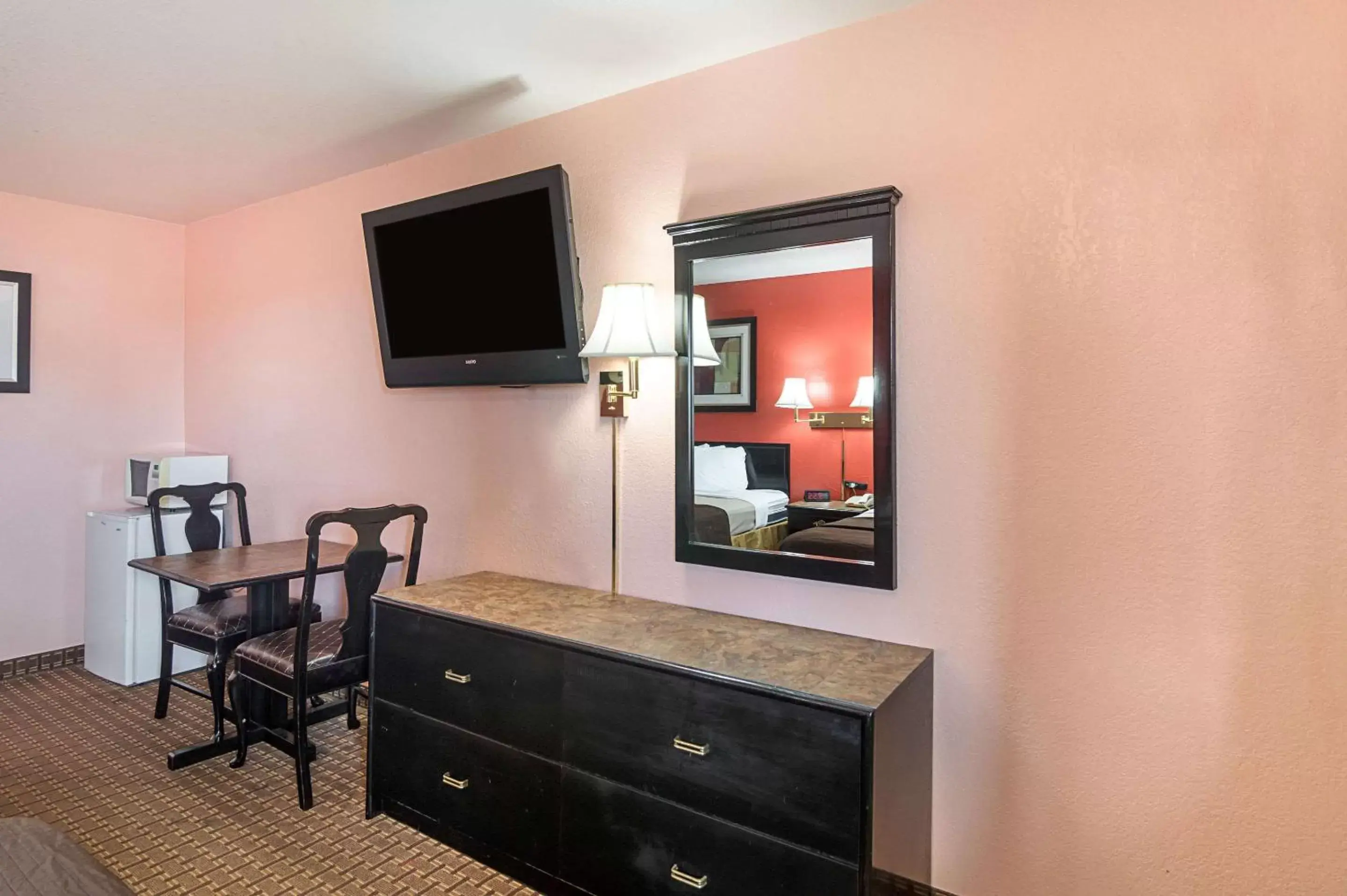 Photo of the whole room, TV/Entertainment Center in Econo Lodge Dalhart Hwy 54 - Hwy 287
