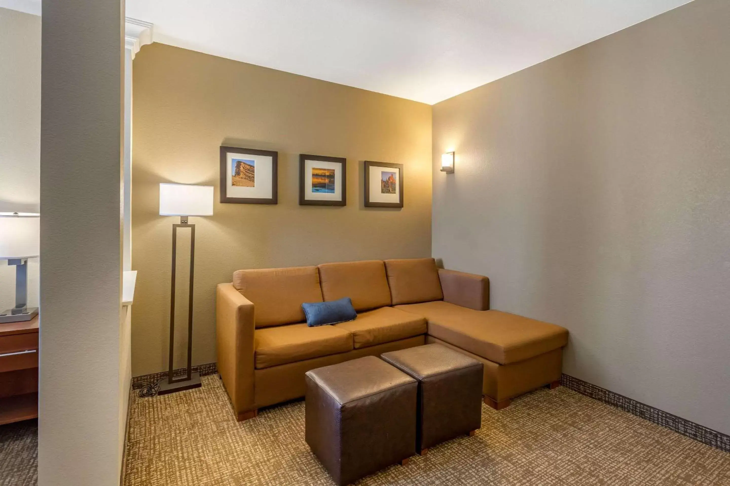 Photo of the whole room, Seating Area in Comfort Suites Near Denver Downtown