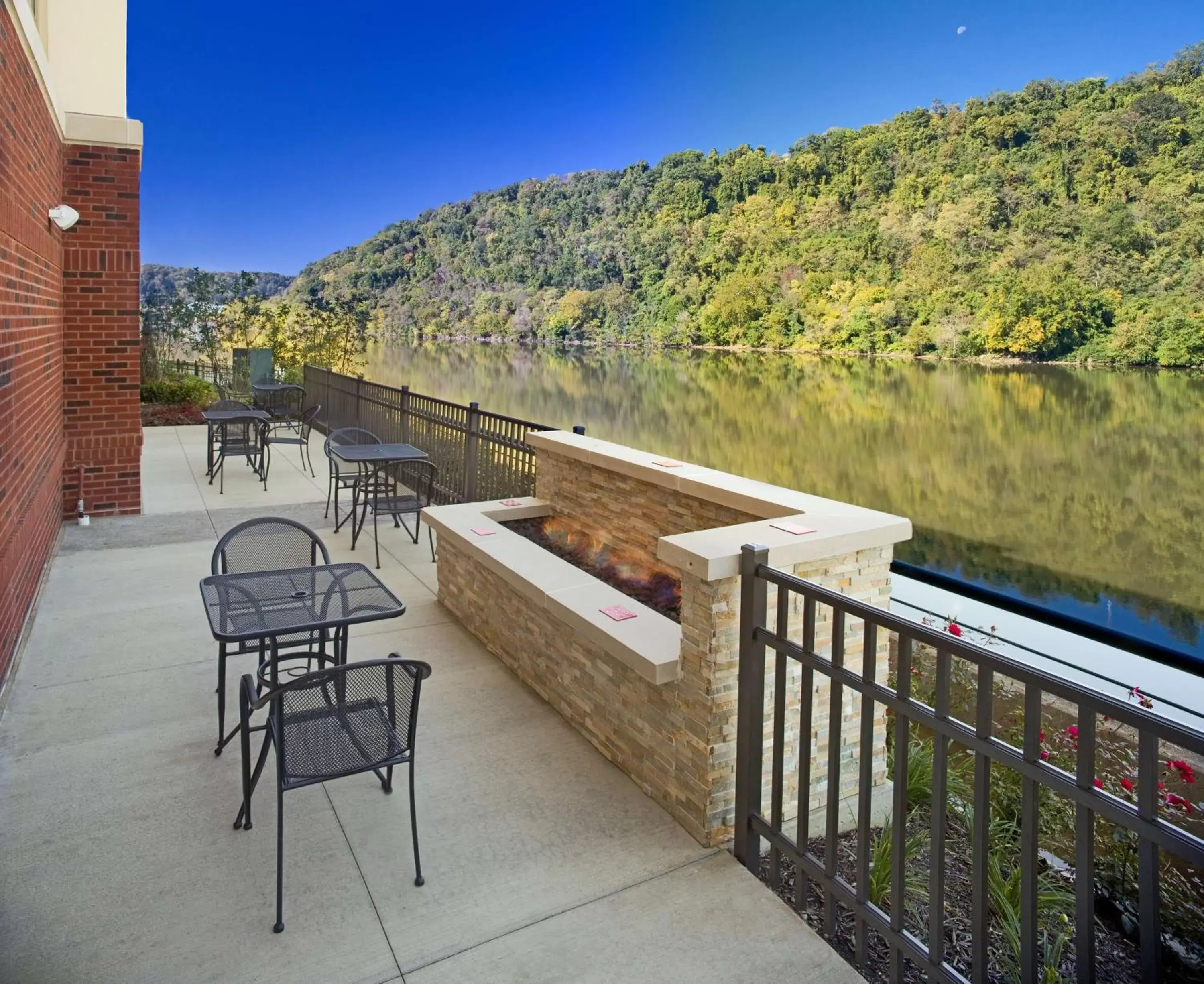 Photo of the whole room, Balcony/Terrace in Hampton Inn & Suites Pittsburgh Waterfront West Homestead