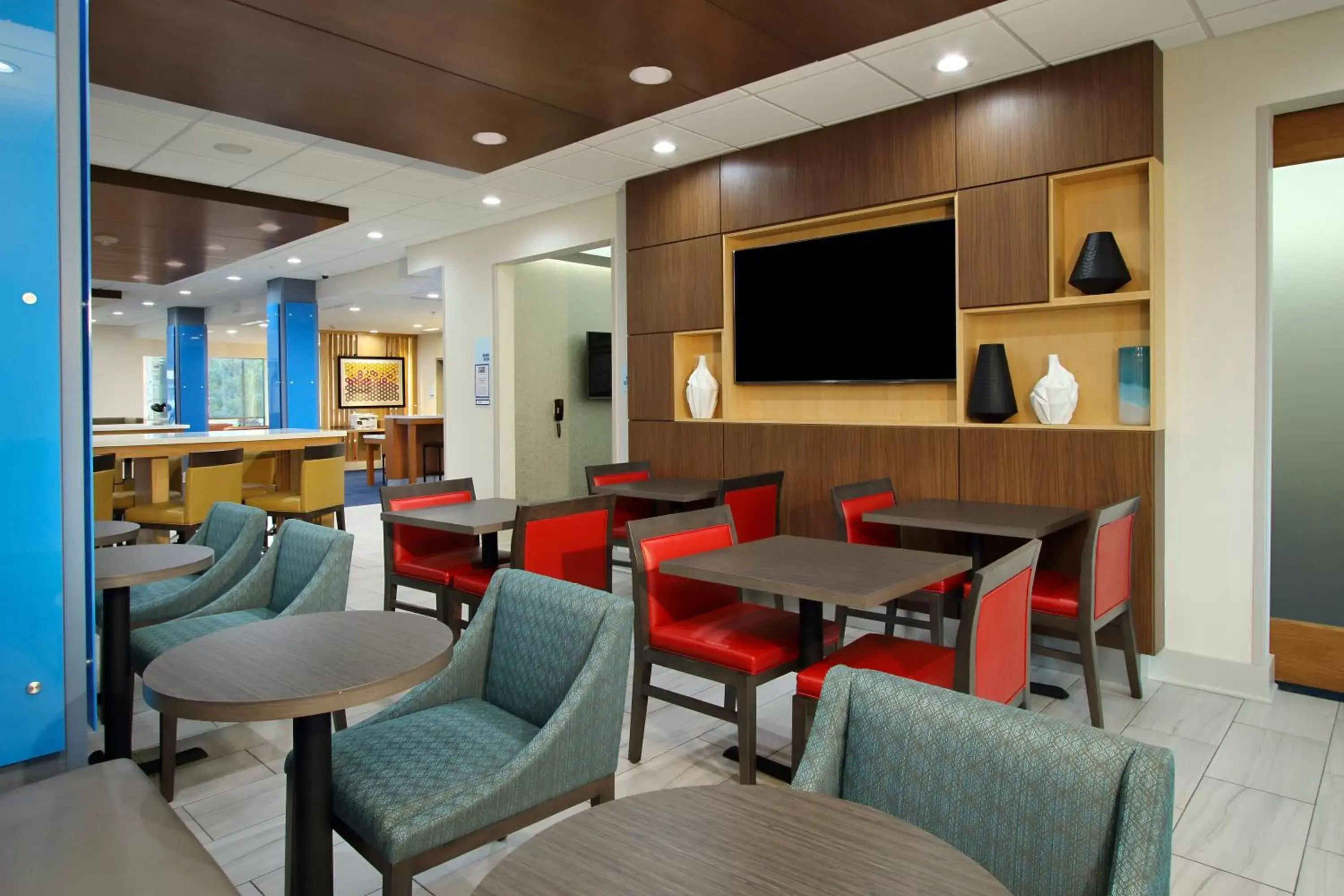 Breakfast, Lounge/Bar in Holiday Inn Express & Suites - Lake Charles South Casino Area, an IHG Hotel