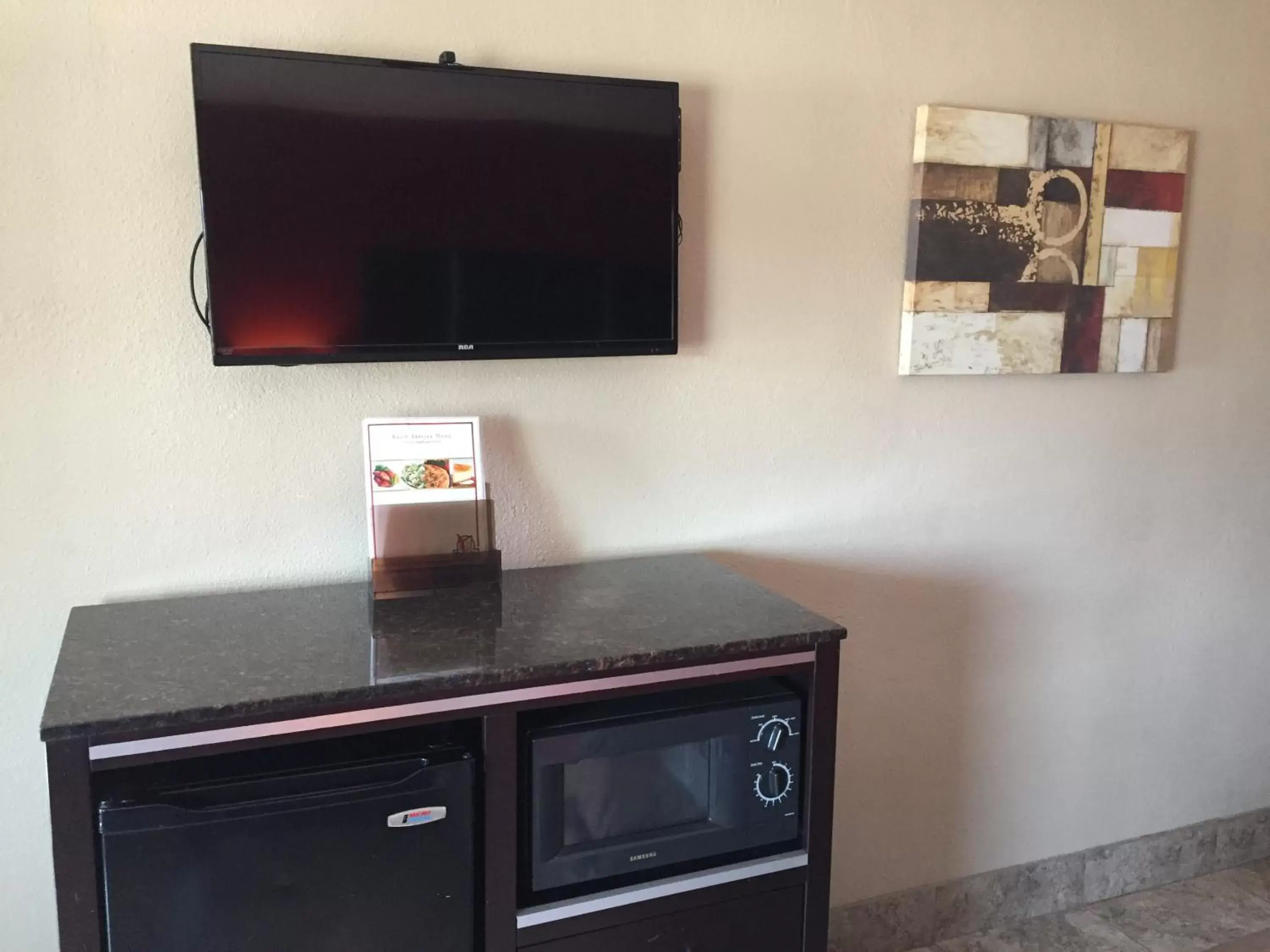 TV and multimedia, TV/Entertainment Center in Harbor Inn & Suites Oceanside