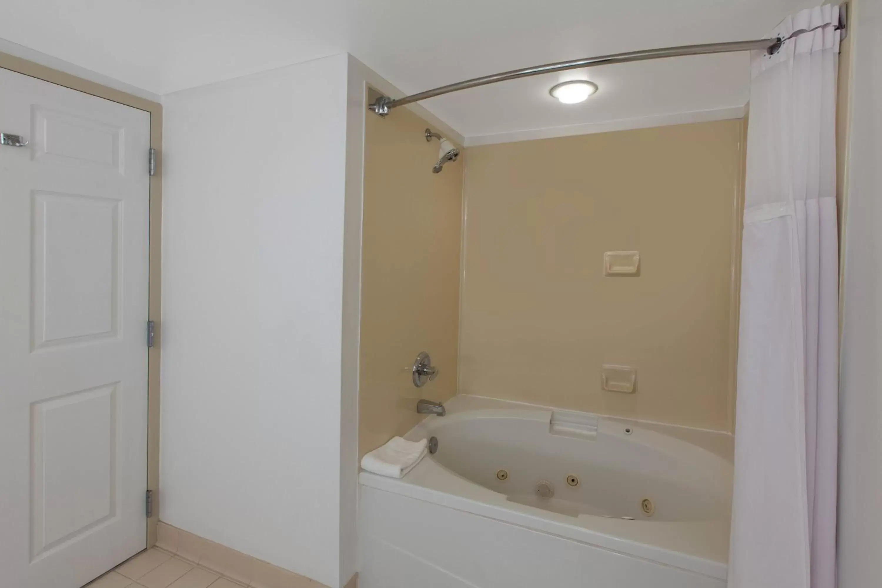 Shower, Bathroom in Wingate by Wyndham Oklahoma City Airport
