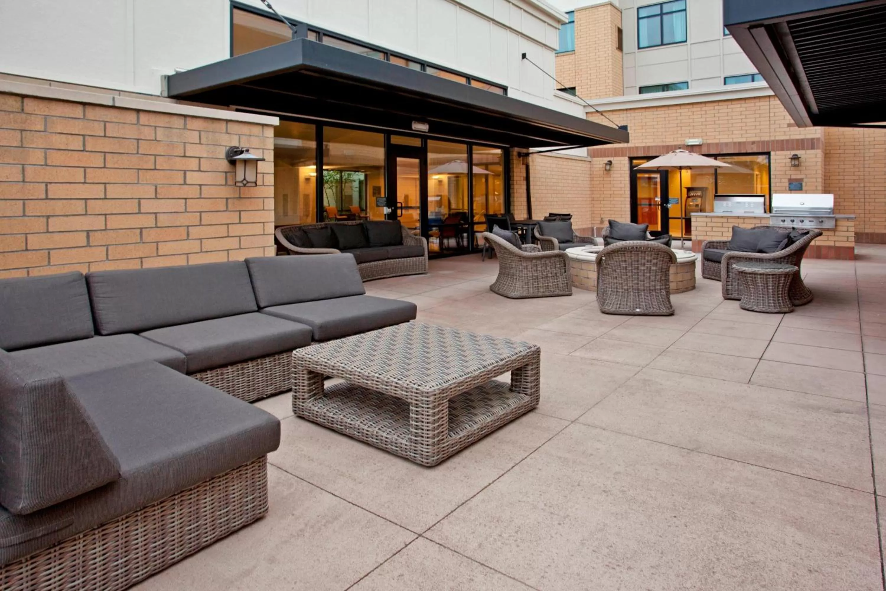 Lounge or bar in Residence Inn by Marriott Portland Airport at Cascade Station