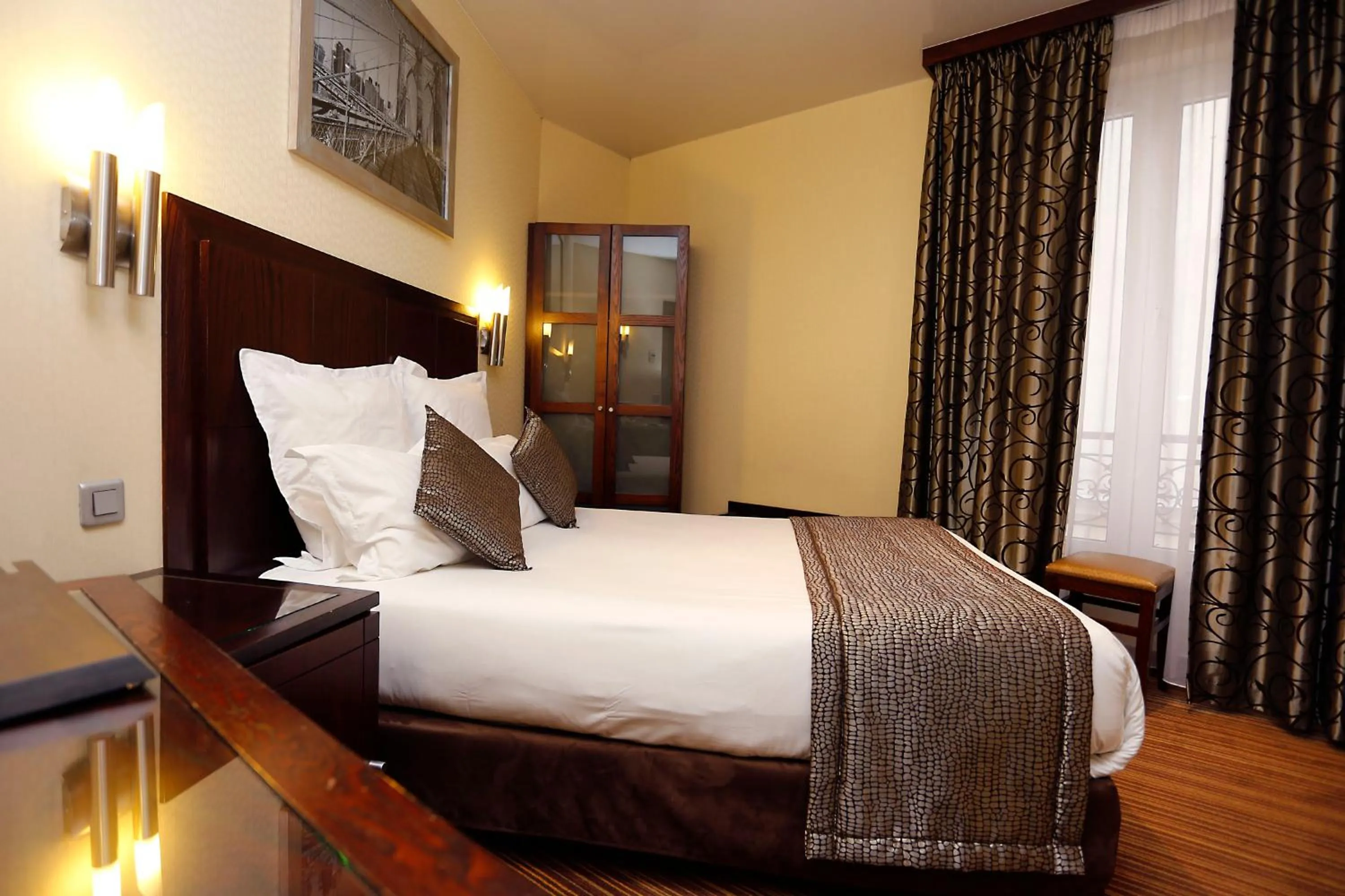 Staff, Bed in Grand Hotel Francais