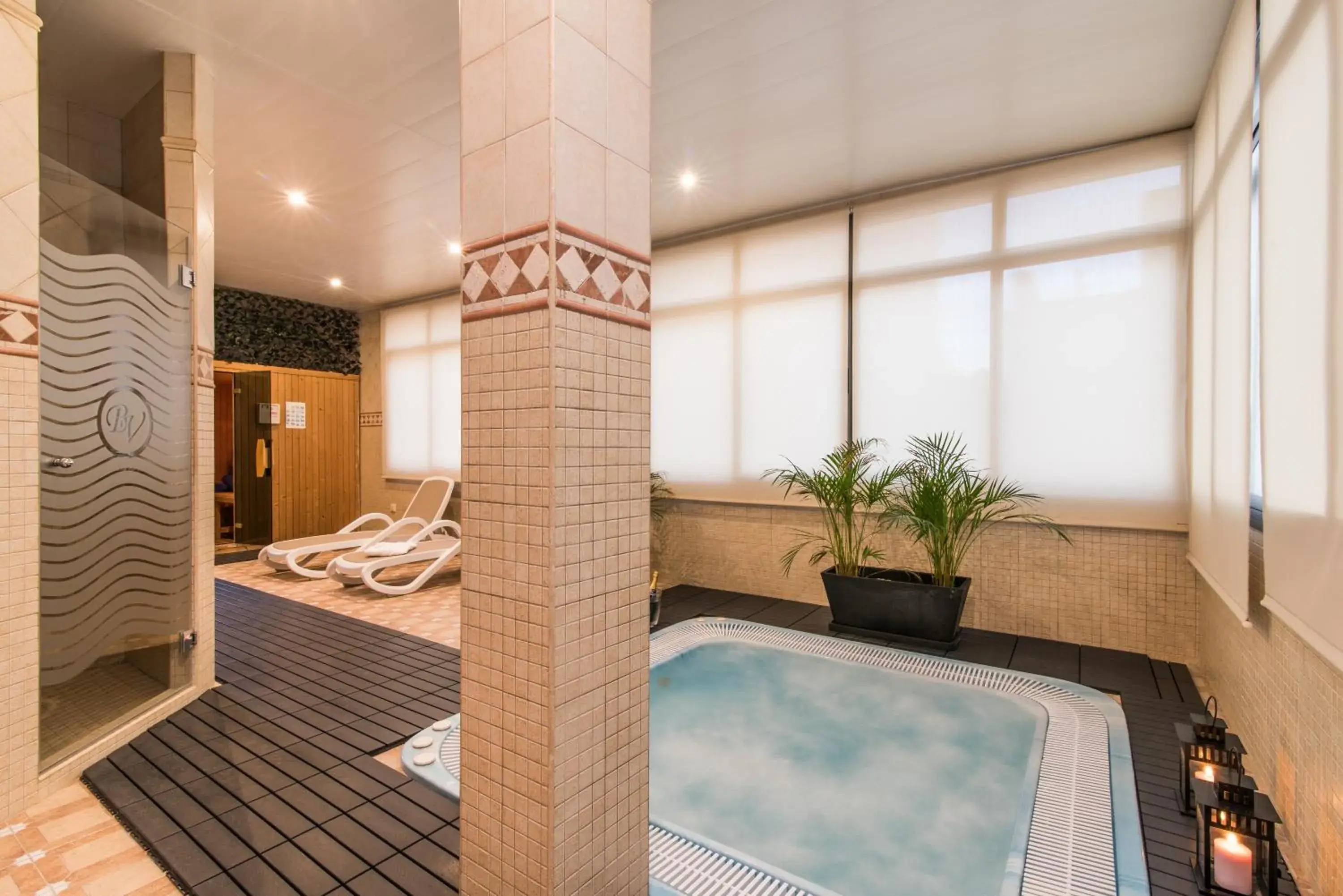 Hot Tub, Swimming Pool in Hotel Baviera