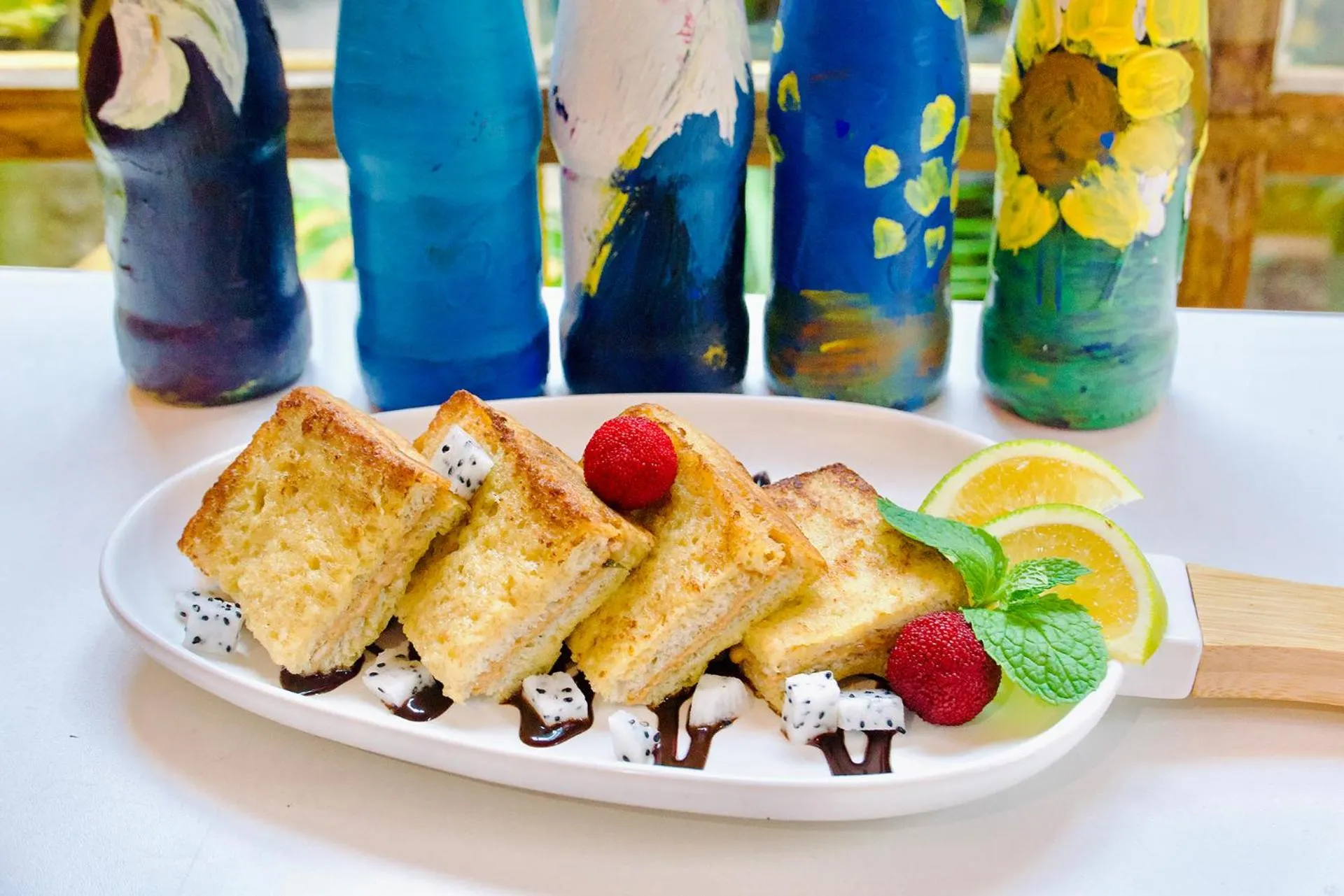 Restaurant/places to eat in The Cloudland International Youth Hostel Close to the city center,15 min walks to the subway, Close to the night market, old street, green lake, English-speaking service, free Activity convenient payment and visa cards are accepted