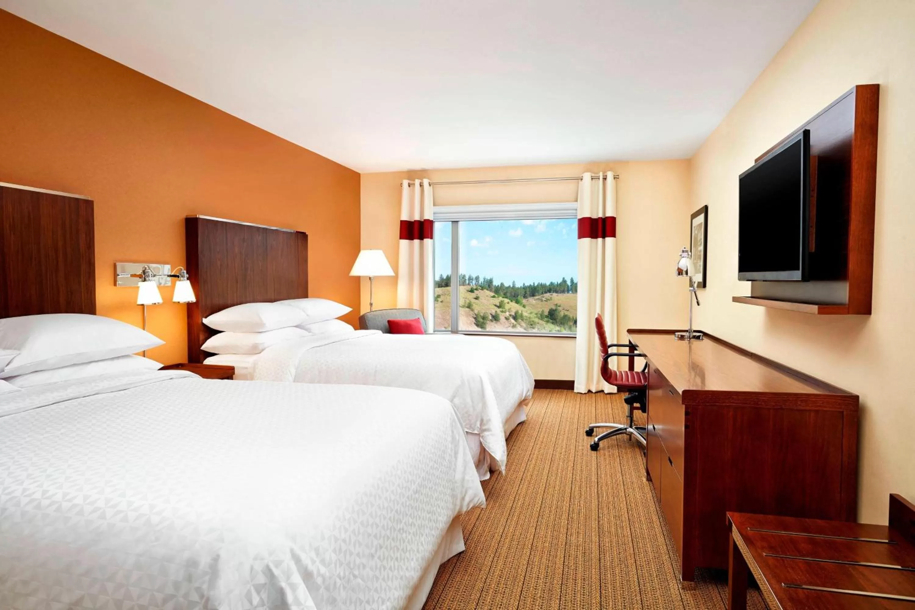 Photo of the whole room, Bed in Four Points by Sheraton Kelowna Airport