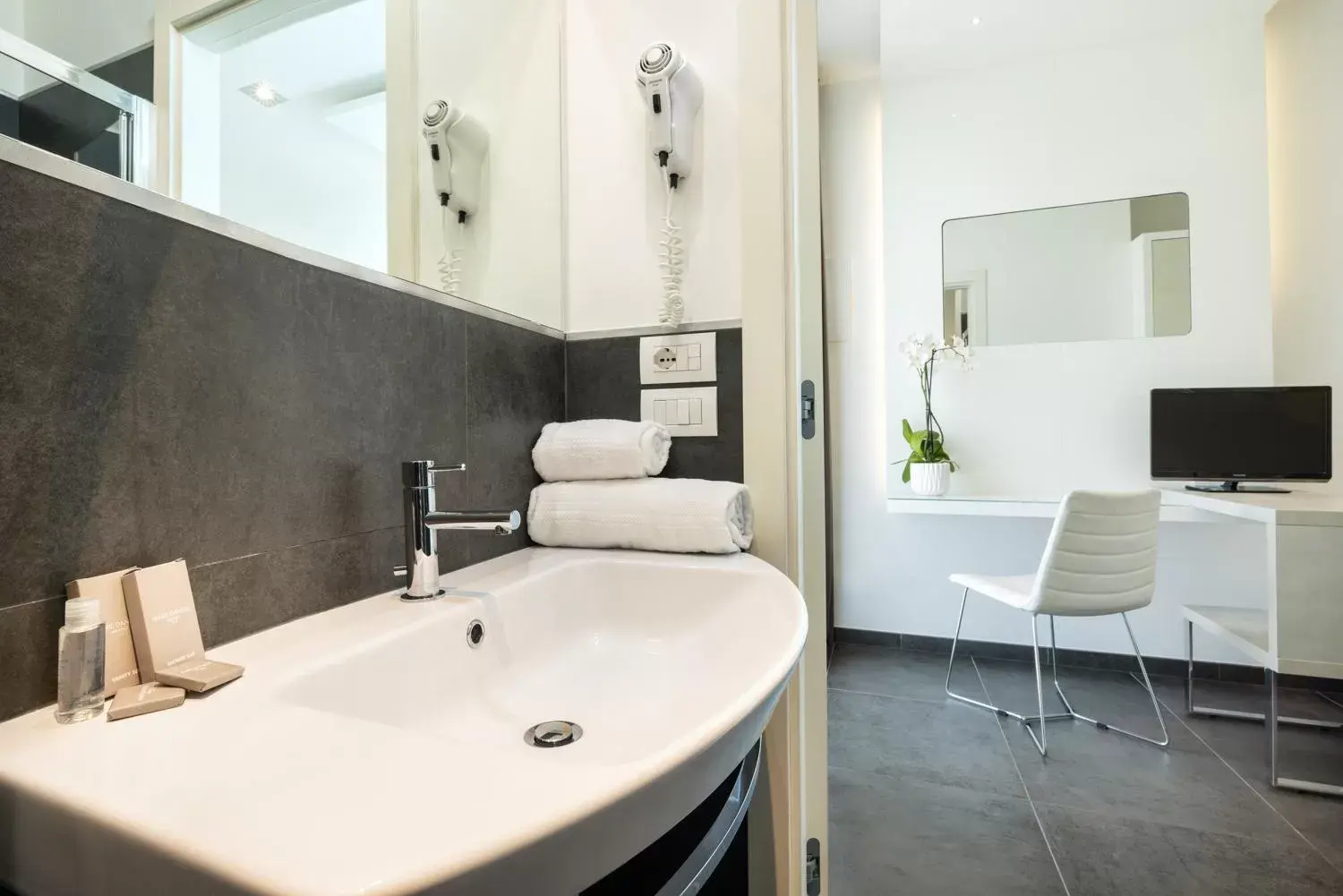 Bathroom in Baldinini Hotel