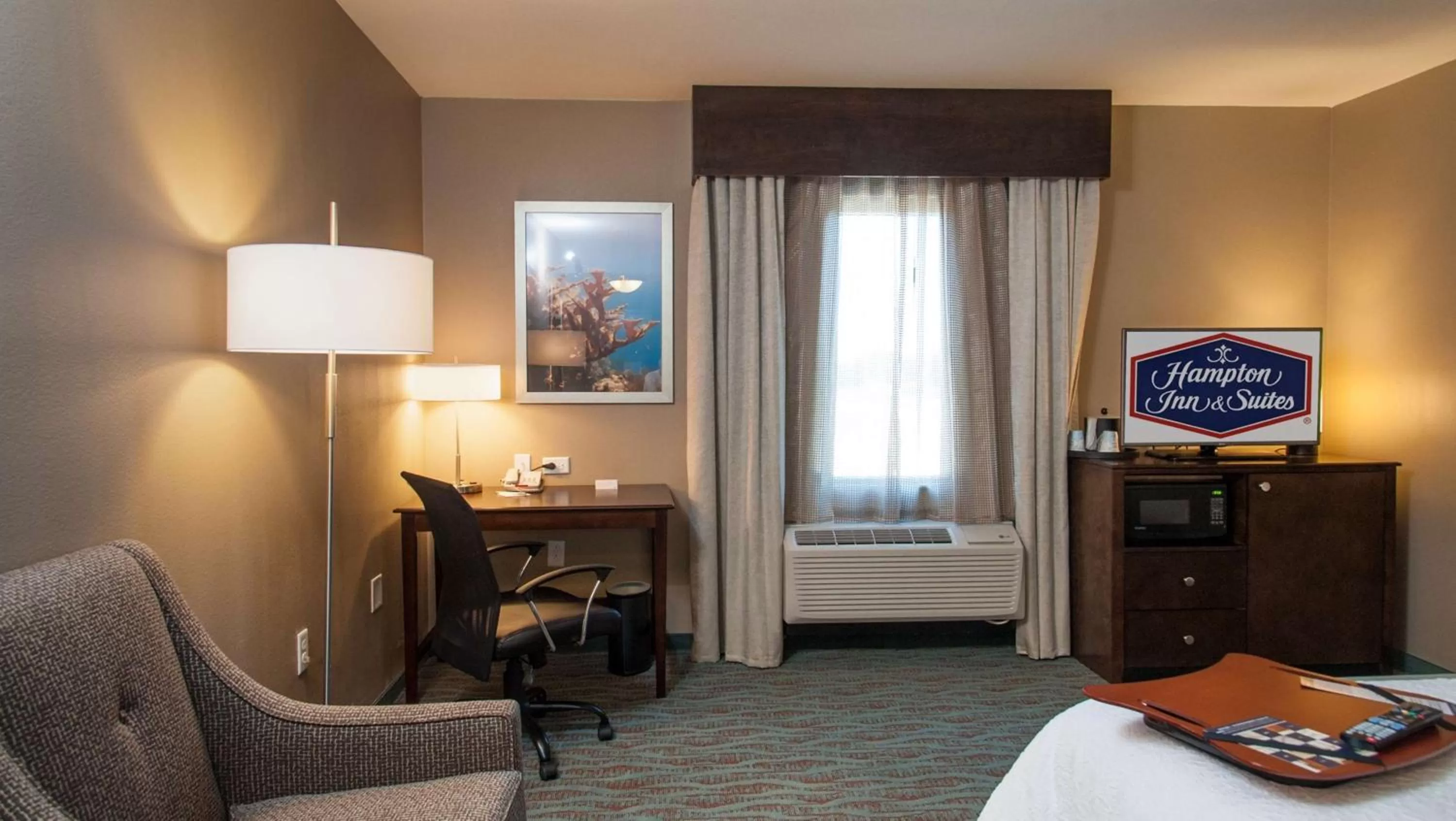 Bed in Hampton Inn & Suites Gulfport