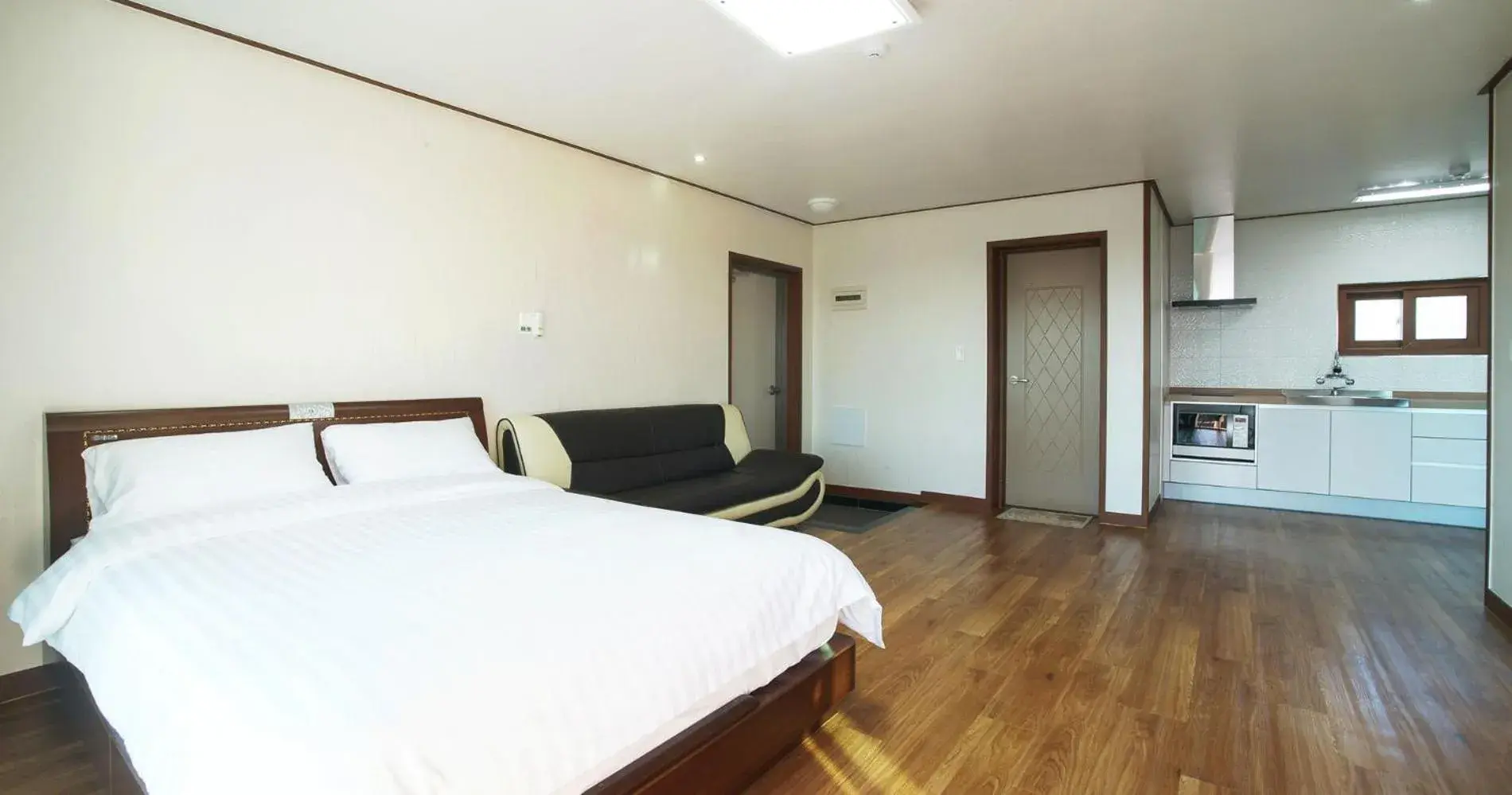 Photo of the whole room, Bed in Oasis Pension