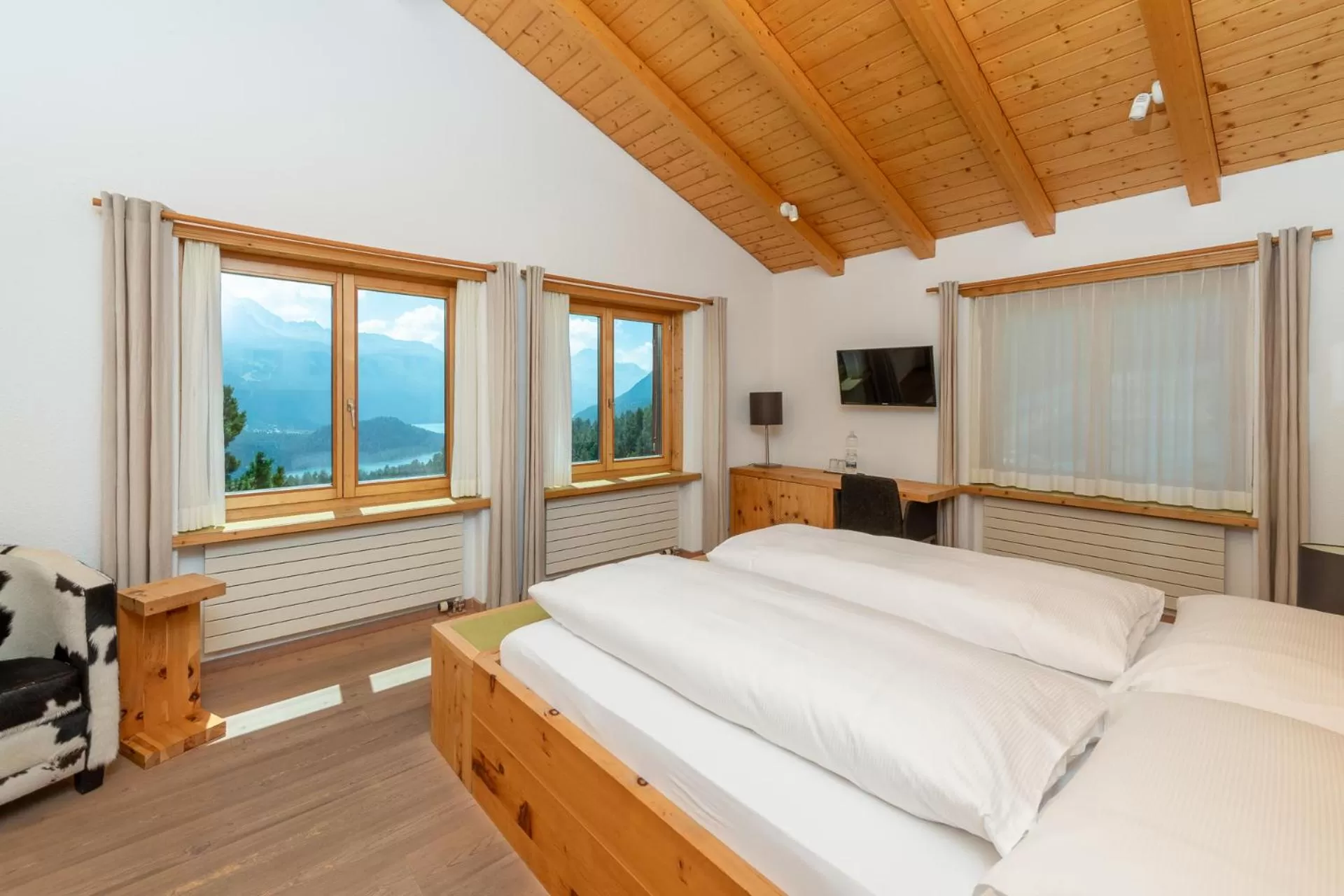 Photo of the whole room, Bed in Berghotel Randolins