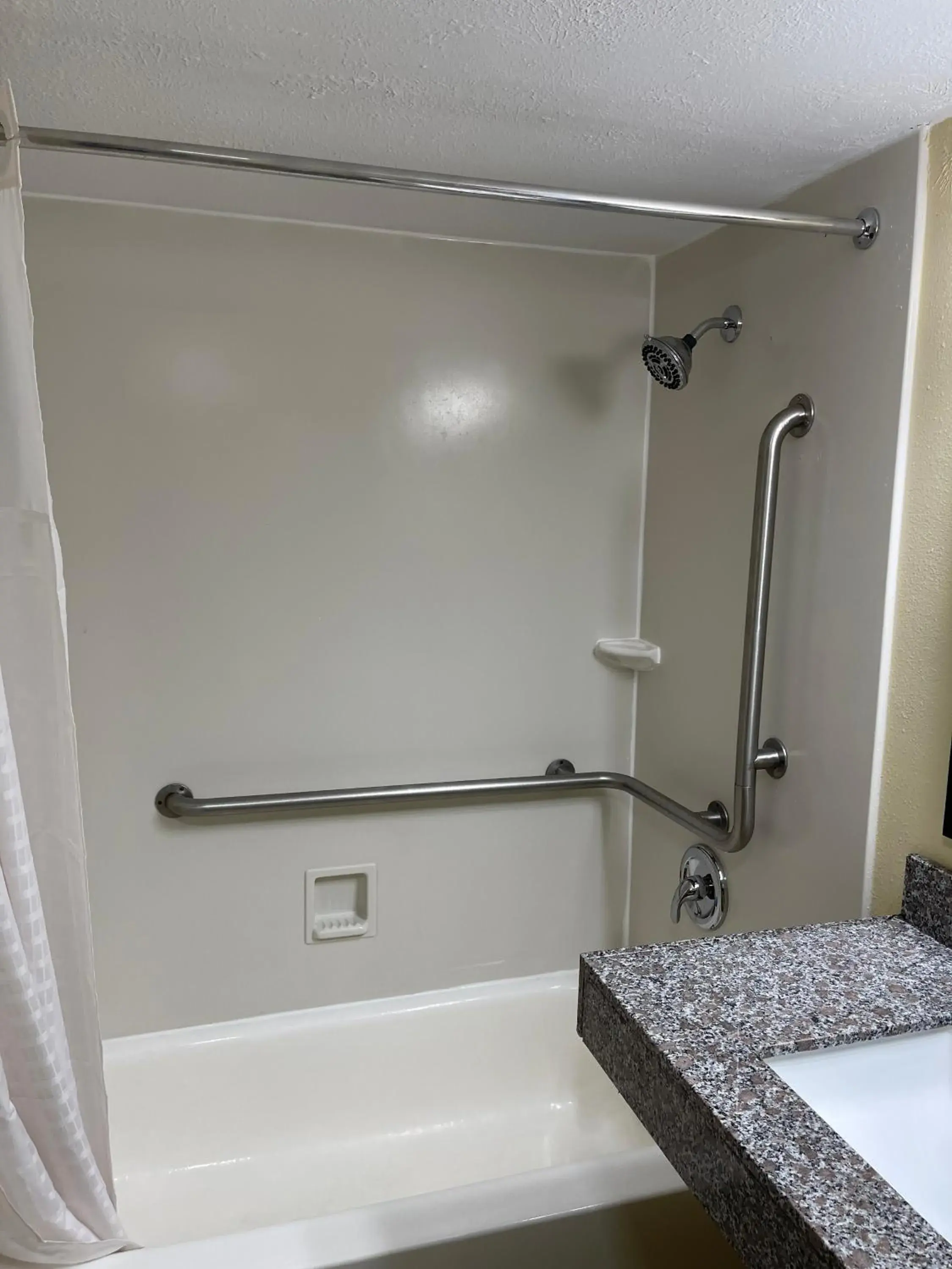 Bathroom in La Quinta Inn by Wyndham Indianapolis Airport Lynhurst