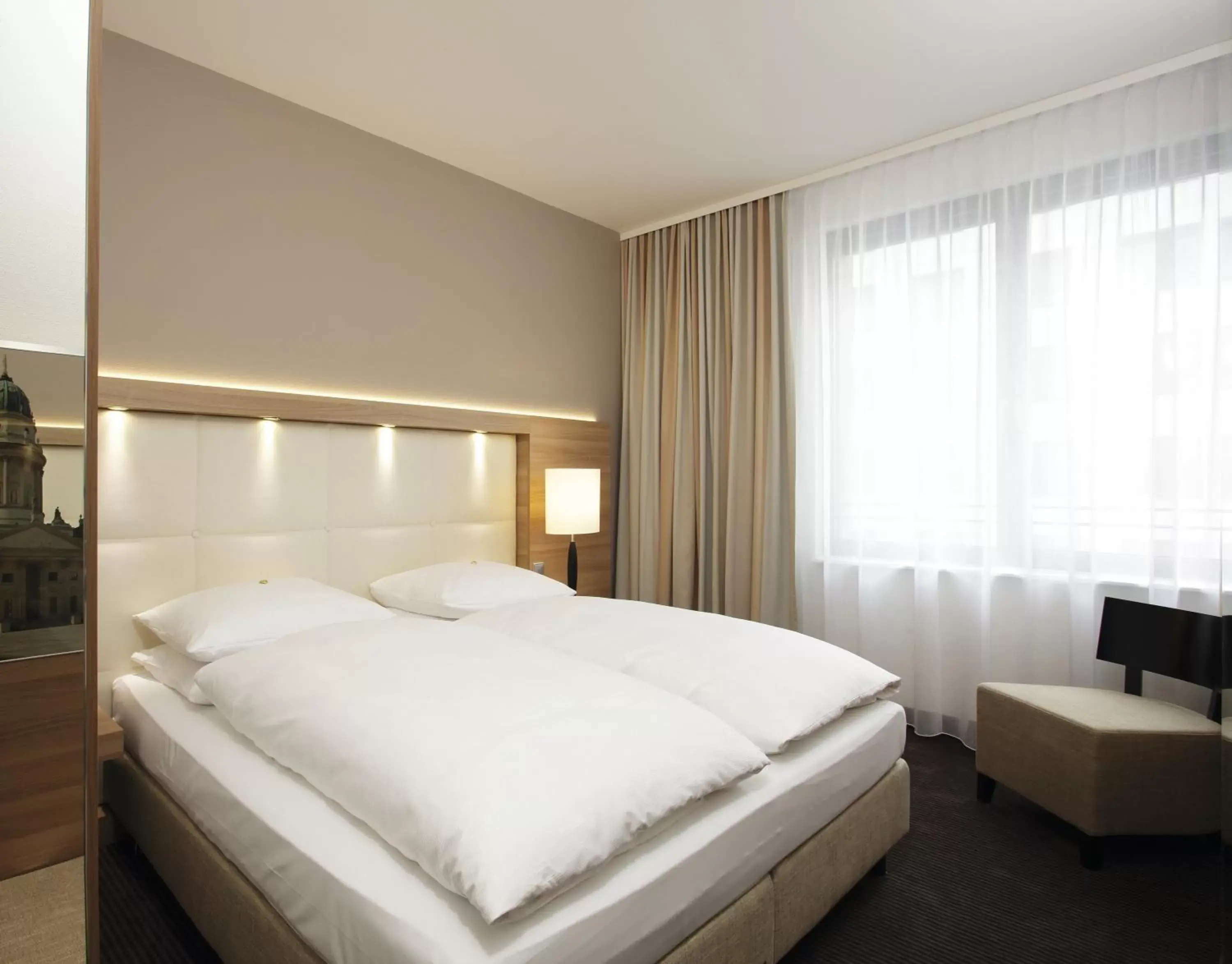 Photo of the whole room, Bed in H4 Hotel Berlin Alexanderplatz