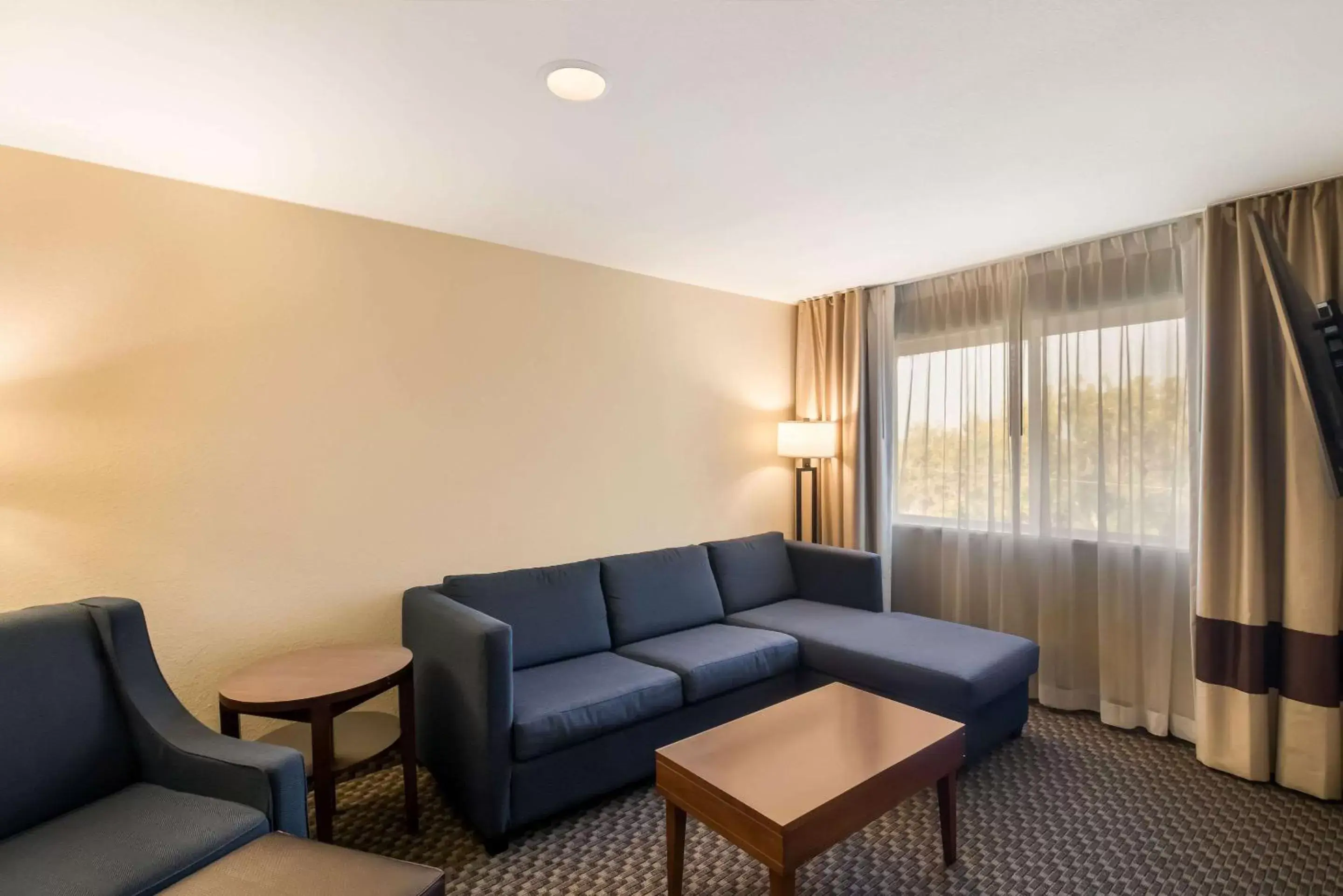 Bedroom, Seating Area in Comfort Inn Fort Morgan