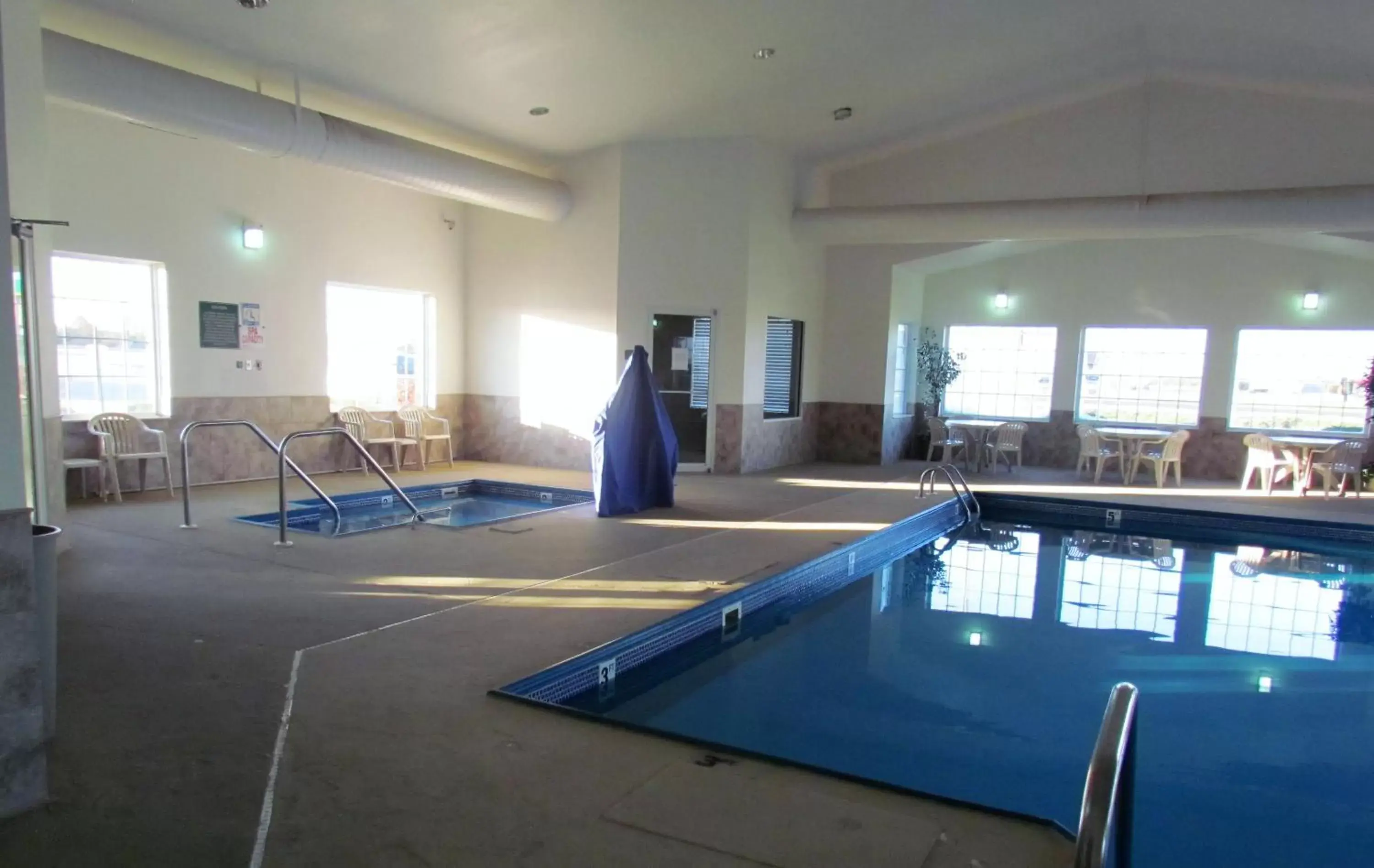 Hot Tub, Swimming Pool in Oak Hill Inn & Suites